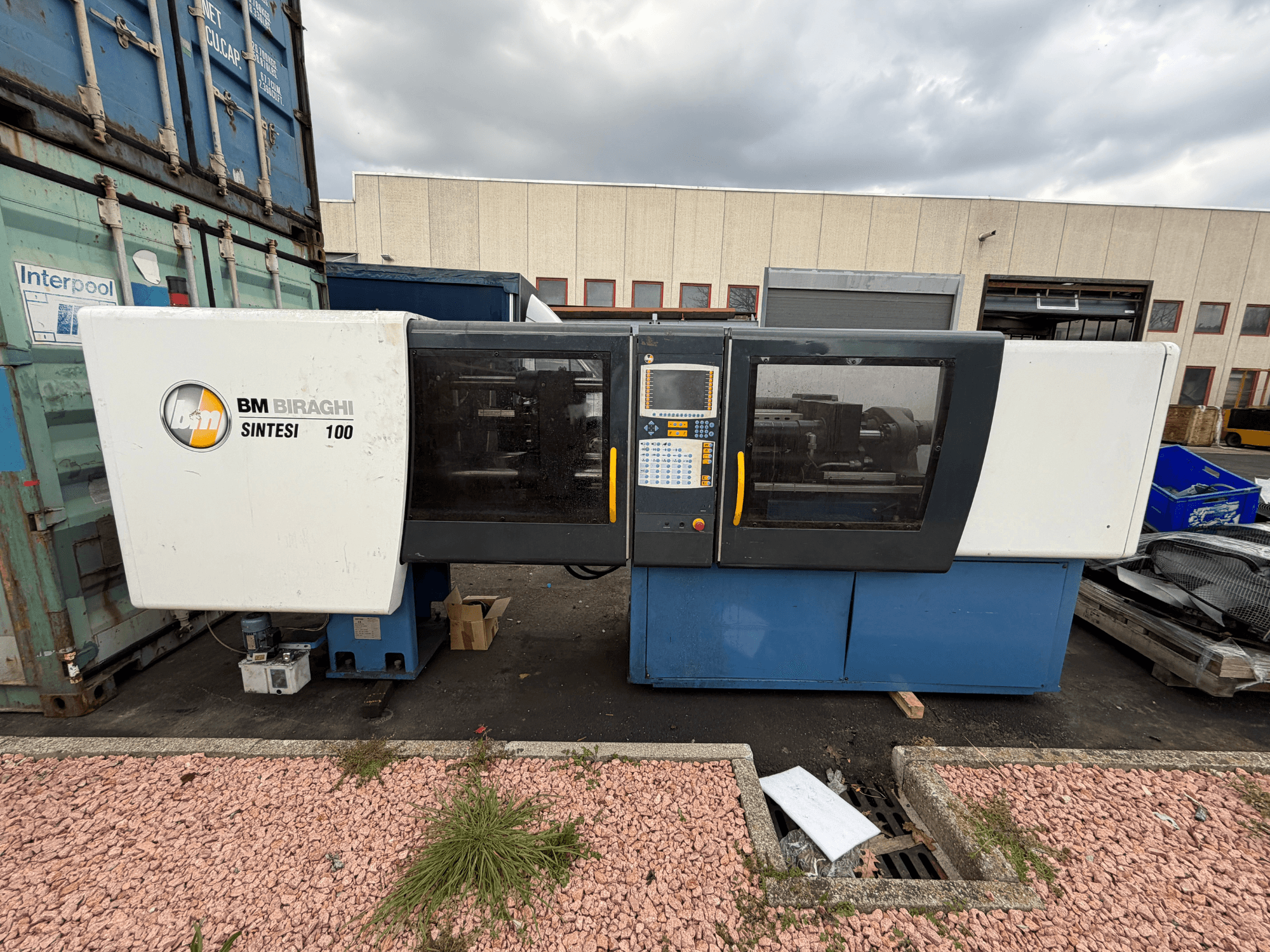 Machine de moulage par injection hydraulique Negri Bossi BM BIRAGHI SINTESI 100, vue de face, présentant le panneau de commande et les caractéristiques de conception opérationnelle.