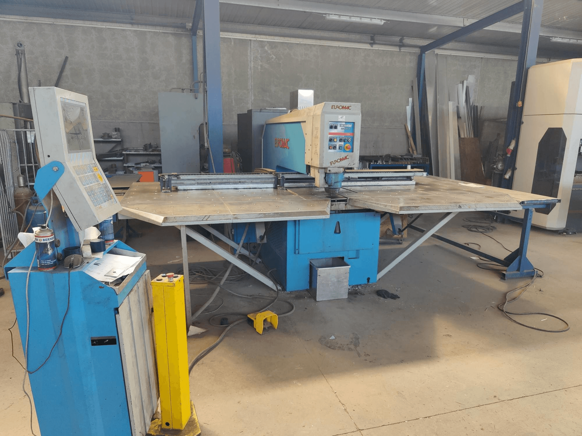 Vue de face de la machine Euromac Z/1250/30