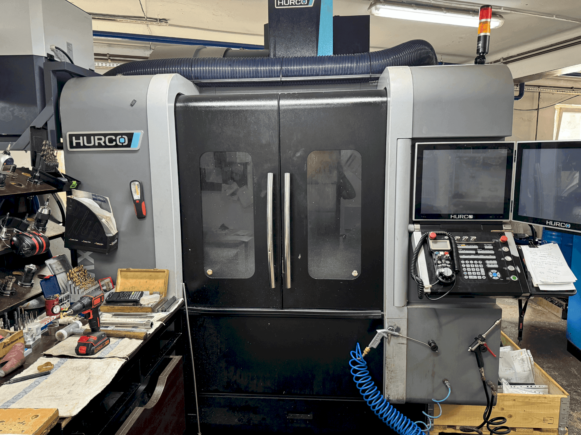 Vue de face de la machine Hurco VMX 30i