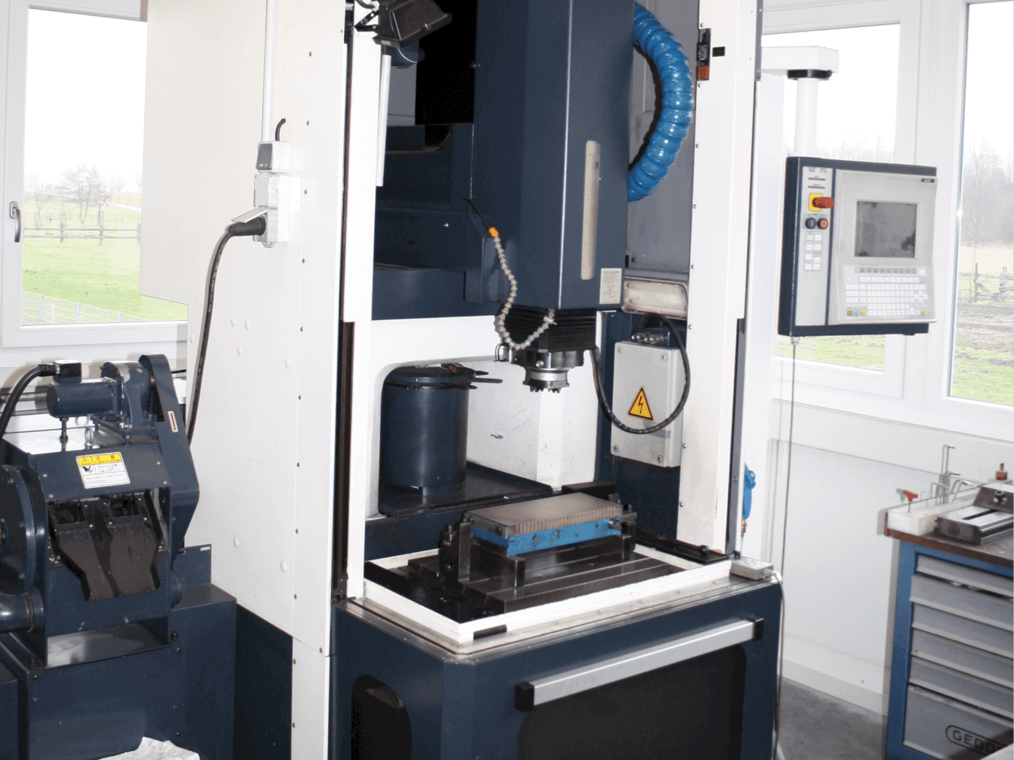 Vue de face de la machine Makino EDNC 30