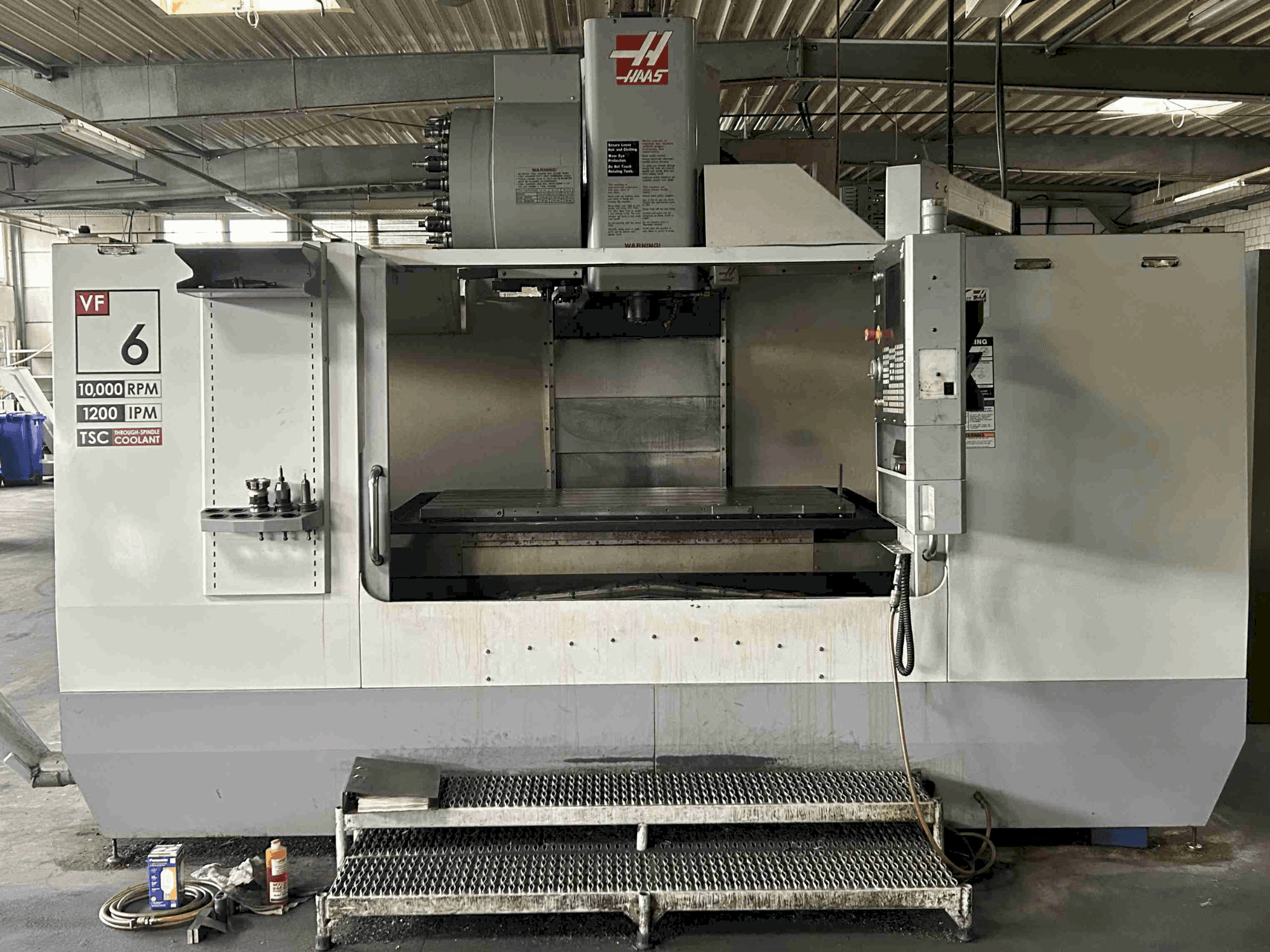 Vue de face de la machine HAAS VF 6 BHE
