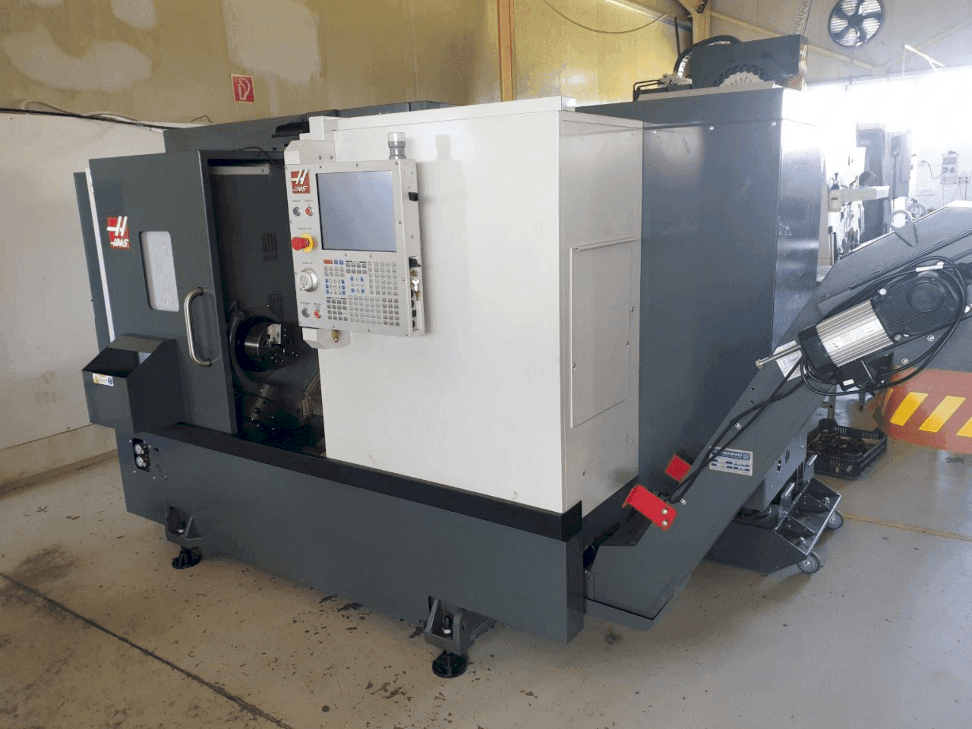 Vue de face de la machine HAAS ST-20
