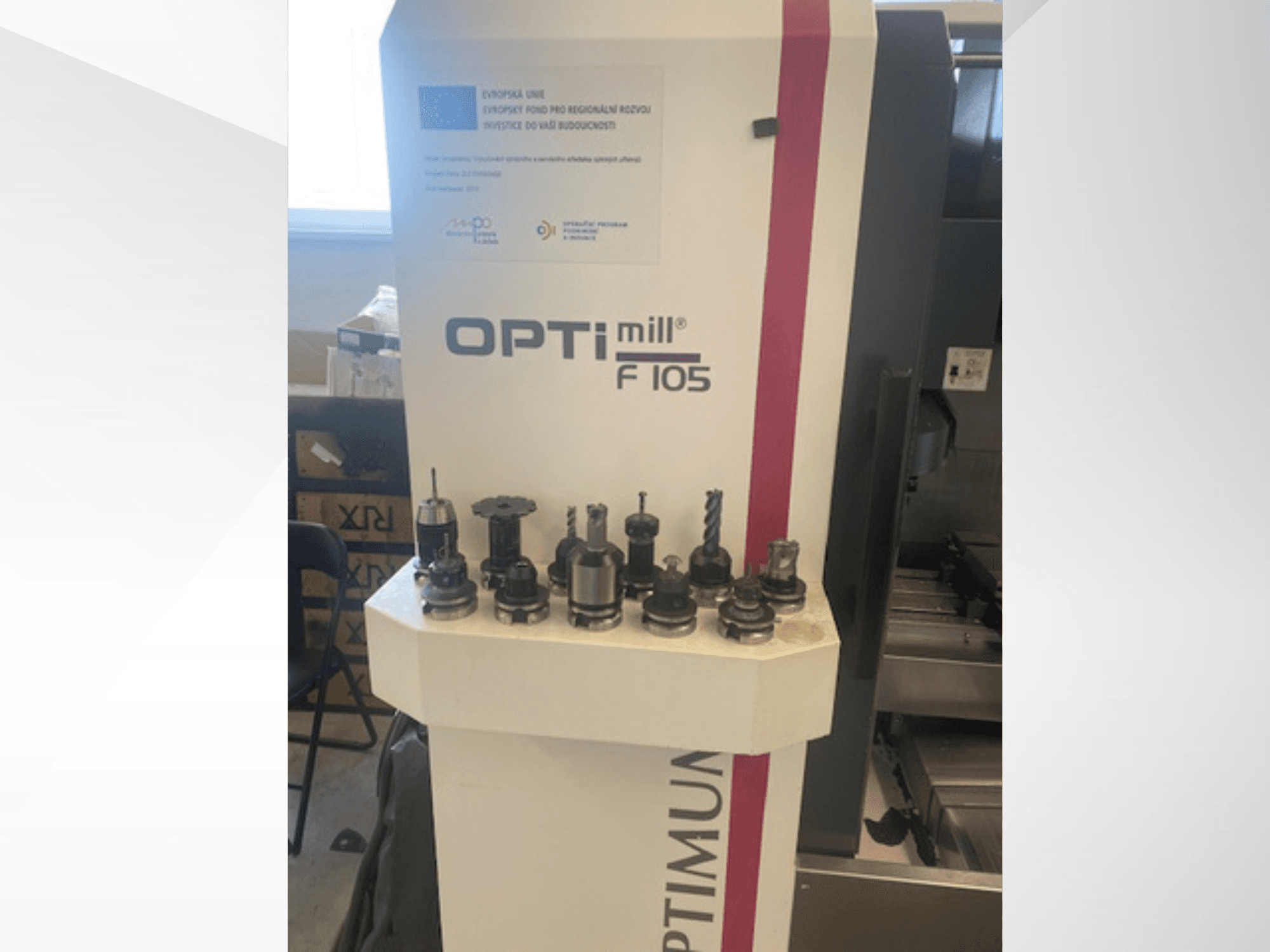 Vue de face du centre d'usinage vertical Optimum Optimill F105, avec divers outils montés visibles sur le côté.