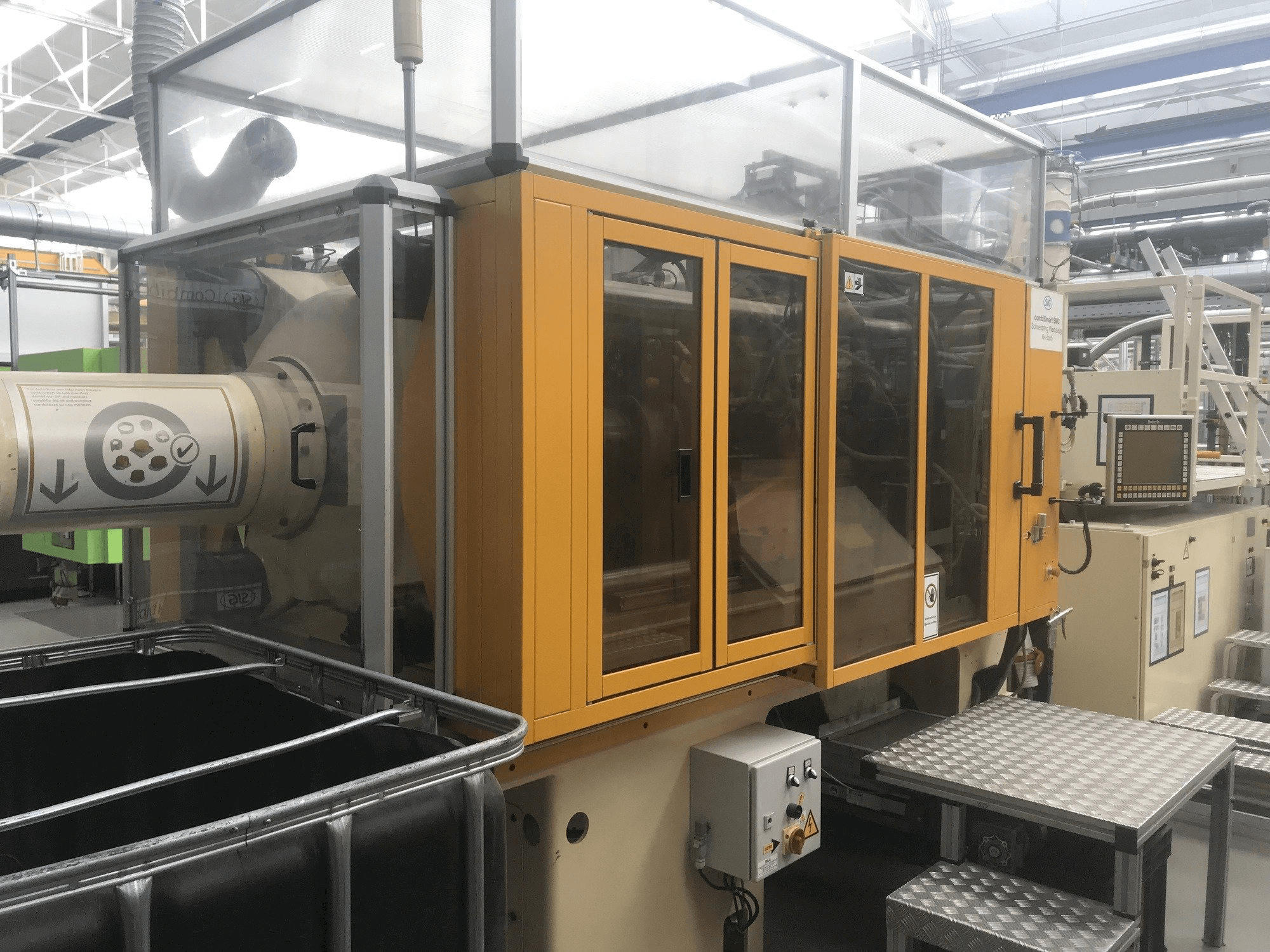 Vue de face de la machine Husky H225 RS 45/38