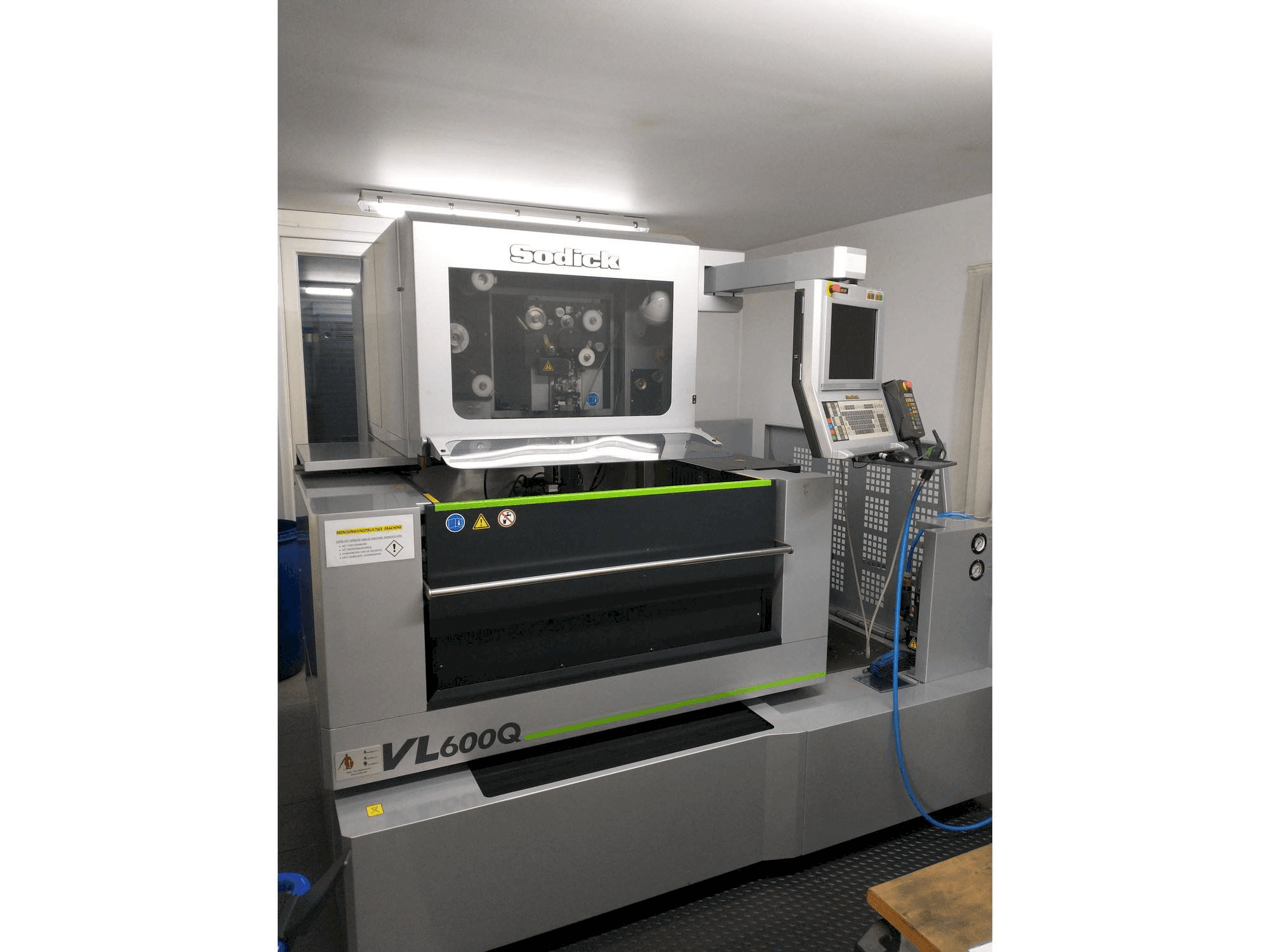 Vue de face de la machine Sodick VL600Q