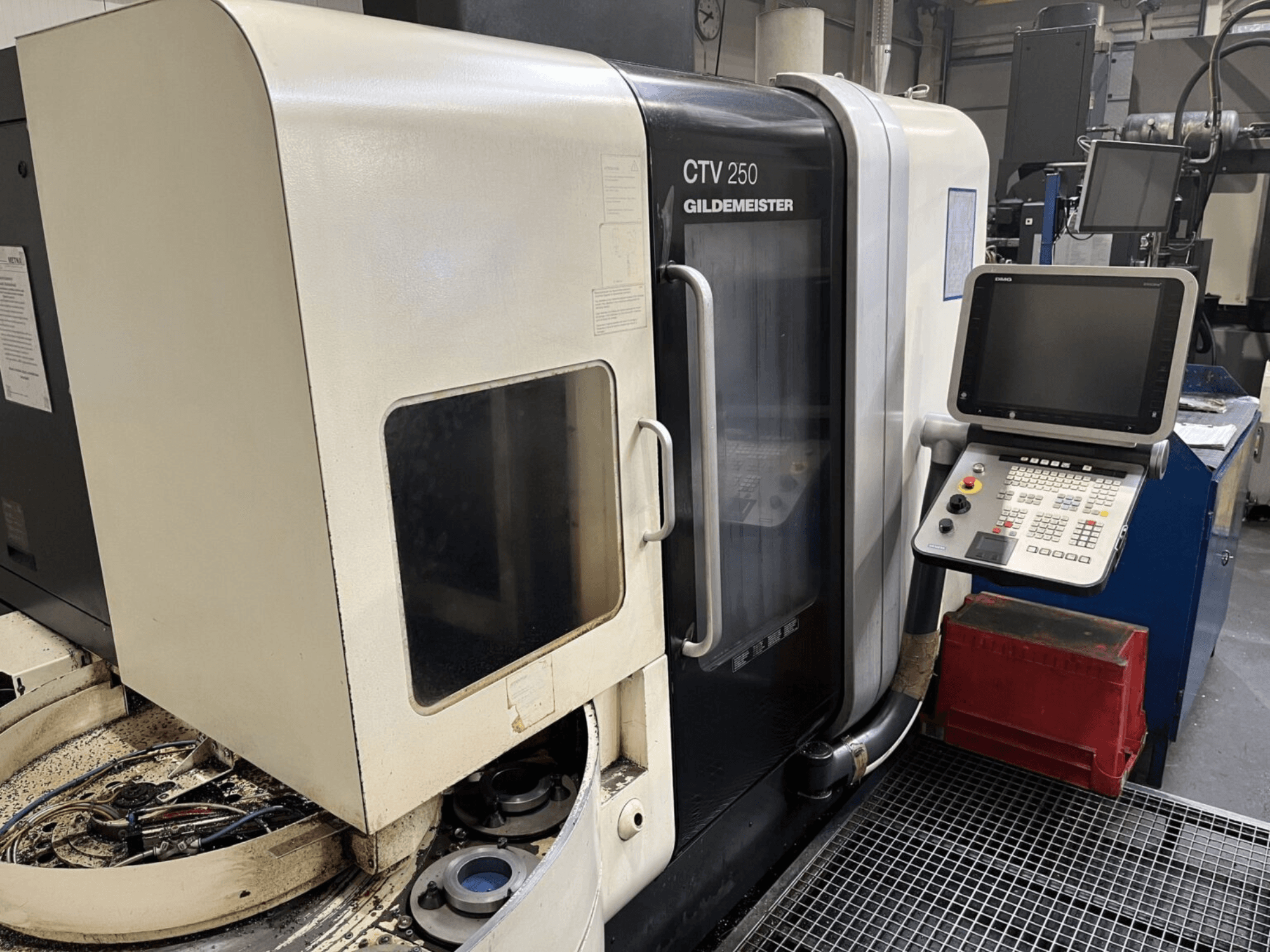 Tour vertical DMG CTV-250 vu de face, montrant le panneau de commande et la zone de travail avec les outils.