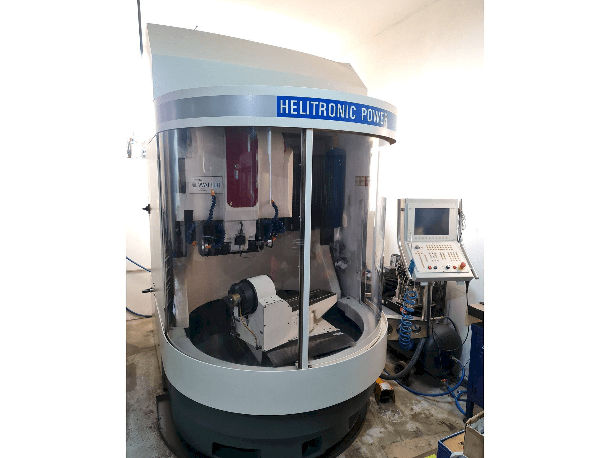 Vue de face de la machine Walter HELITRONIC POWER