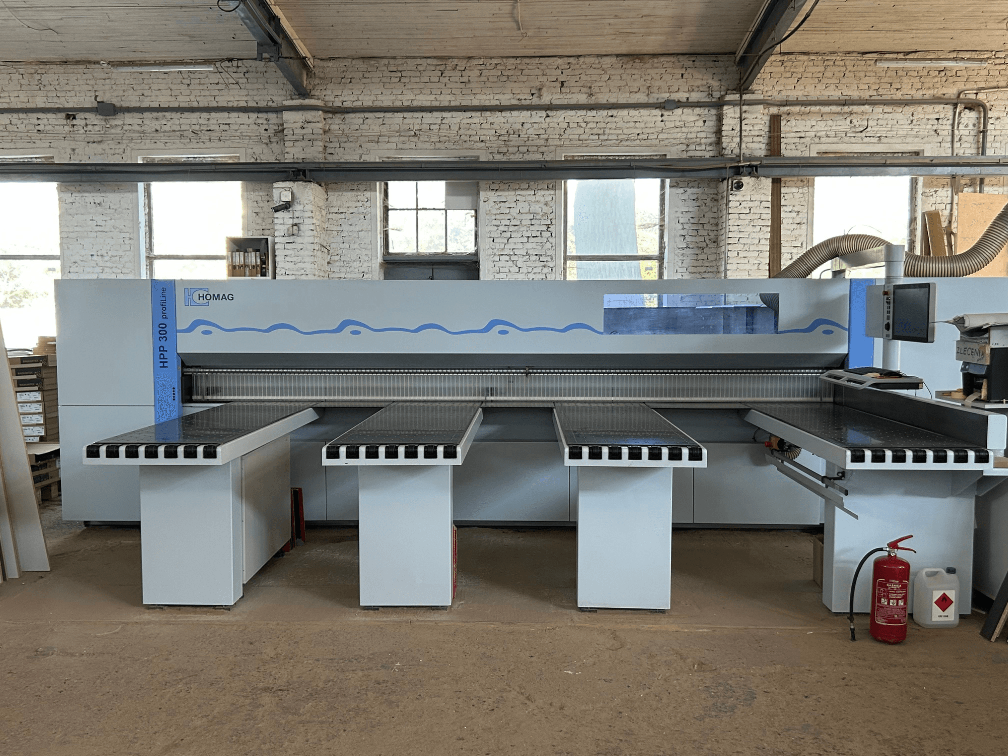 Scie à panneaux HOMAG PROFI HPP 300, vue de face, équipée de deux tables d'appui et d'un écran numérique pour une coupe de précision.