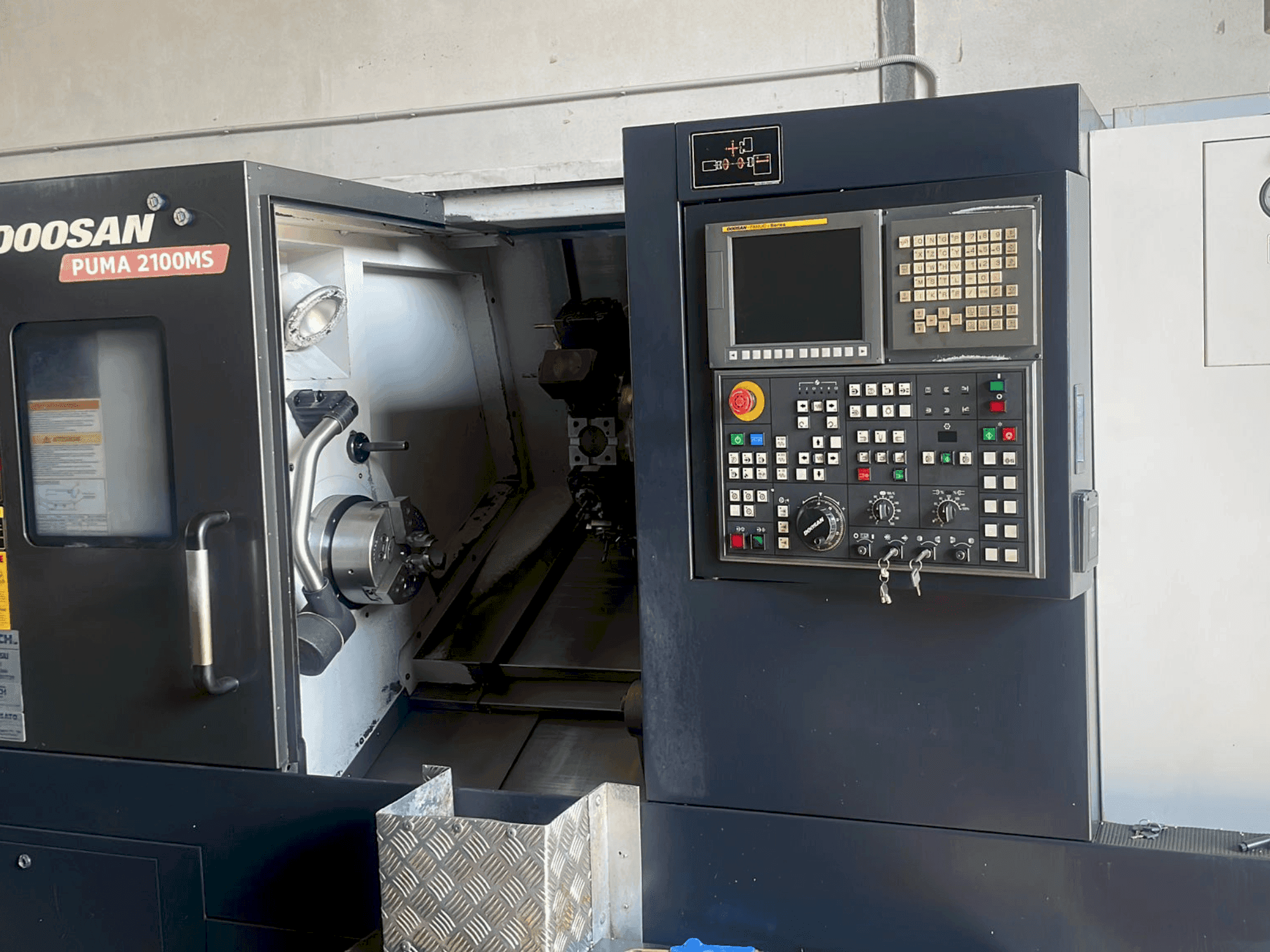 Vue de face de la machine DOOSAN PUMA 2100MS