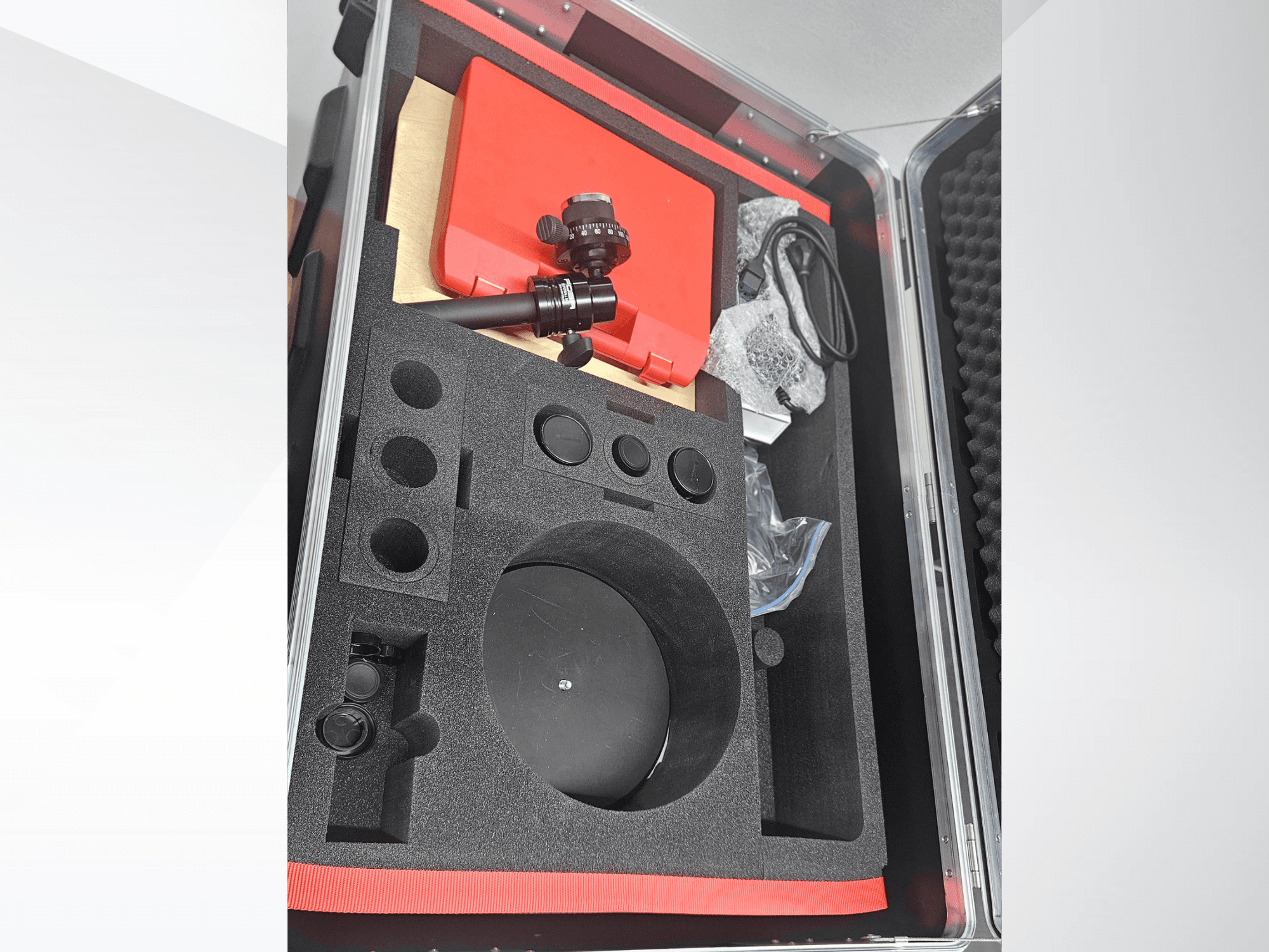 Composants de la machine de mesure optique ZEISS GOM ATOS 5 dans une mallette doublée de mousse, comprenant un objectif, des accessoires et un emballage de protection.