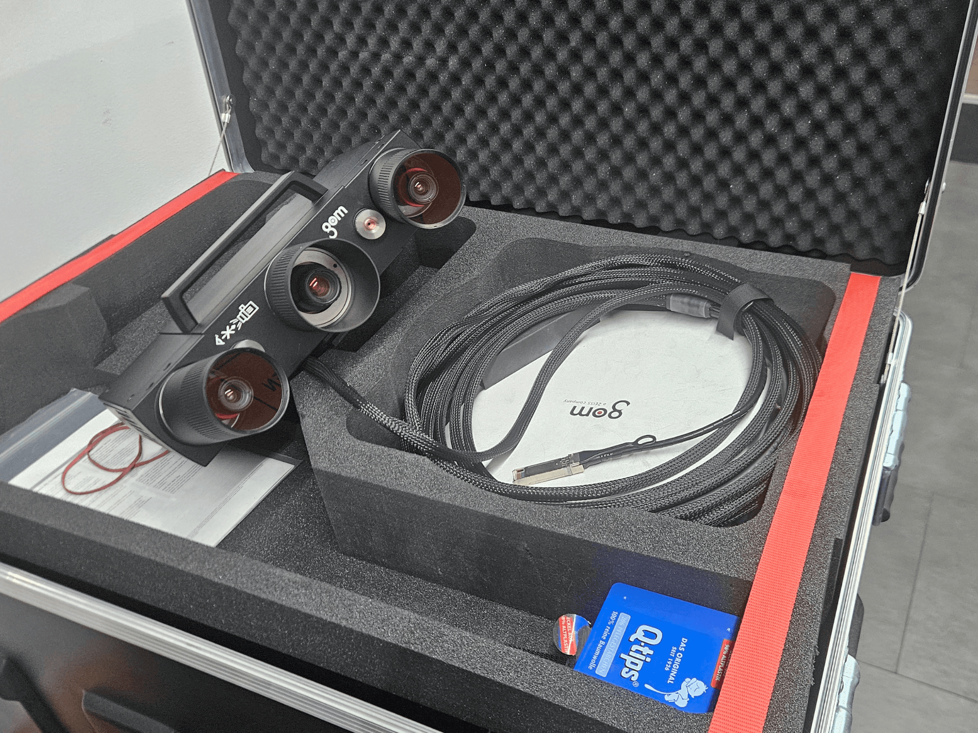 Machine de mesure optique ZEISS GOM ATOS 5 avec lentilles et câble, vue du dessus dans un étui en mousse.