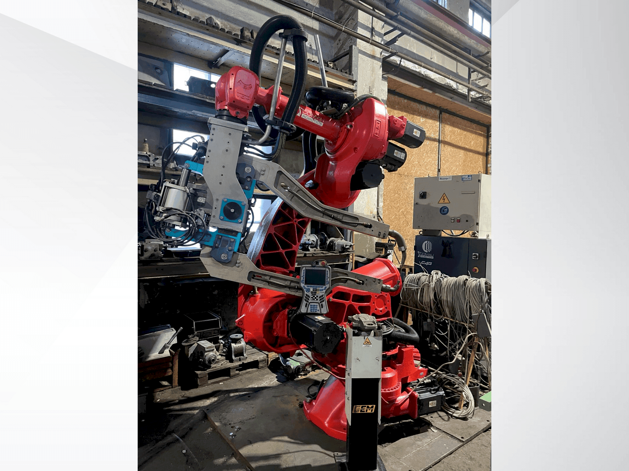 Vue de face de la machine COMAU C4G