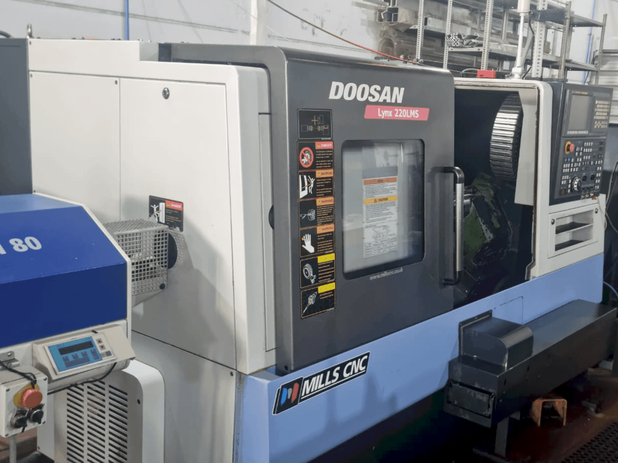 Vue de face de la machine DOOSAN Lynx 220 LMSA