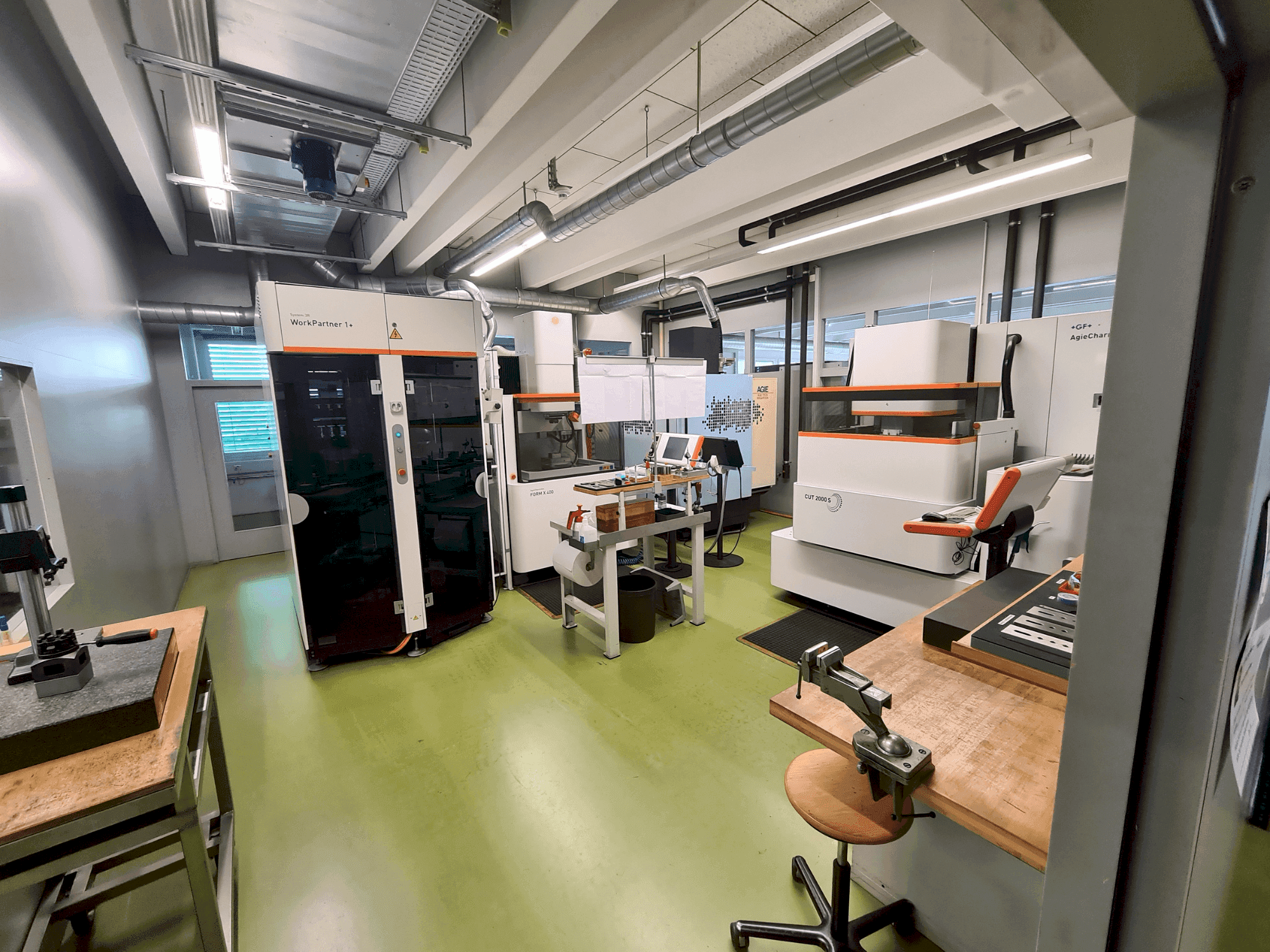 Vue de face de la machine AGIE AGIETRON INNOVATION 2