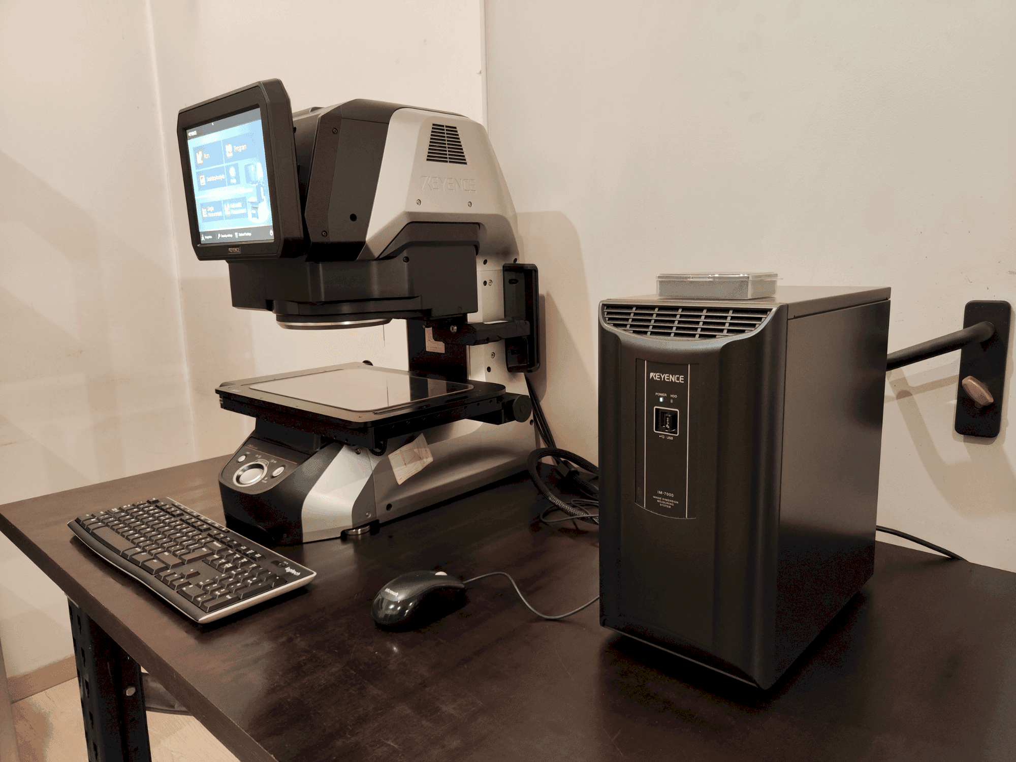 Vue de face de la machine KEYENCE IM-7030T