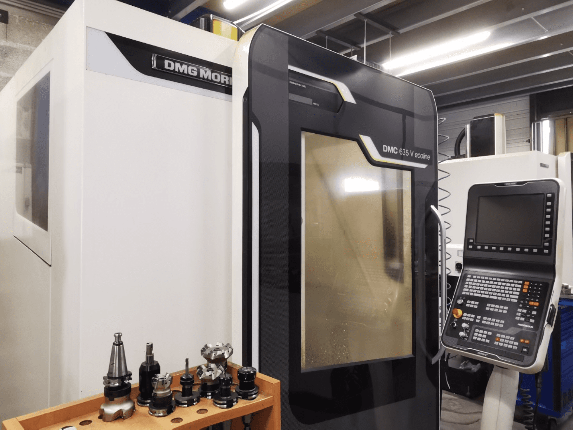 Vue de face du centre d'usinage vertical DMG MORI DMC 635 V ecoline, mettant en évidence le panneau de commande et le porte-outil.