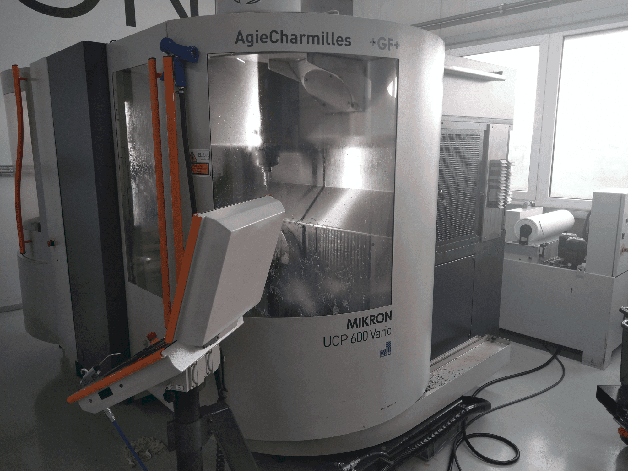 Vue de face de la machine MIKRON UCP 600 Vario