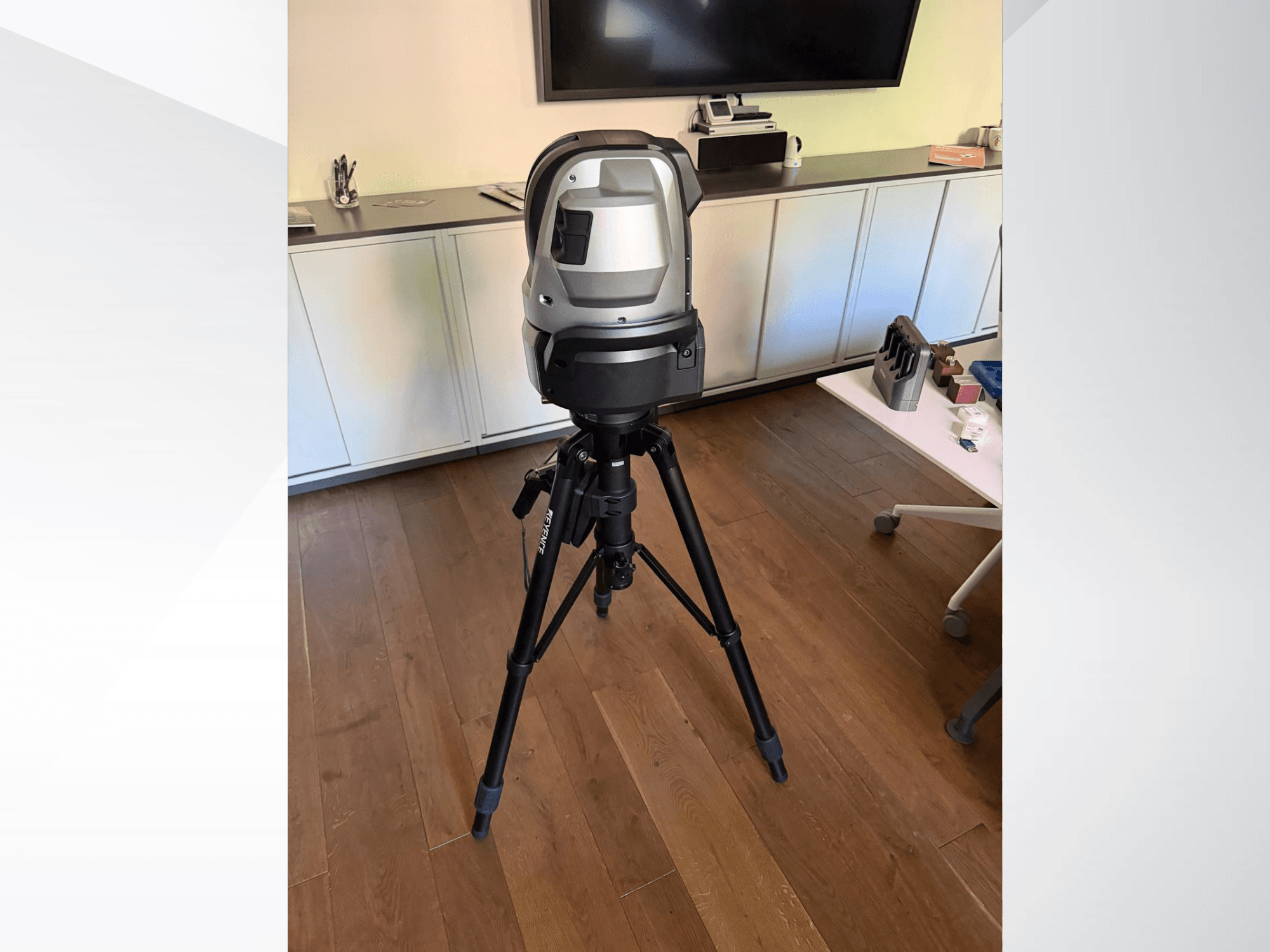 Machine de mesure par coordonnées KEYENCE WM c3000 vue de face, montée sur un trépied, dotée d'un design épuré et d'une interface de commande.