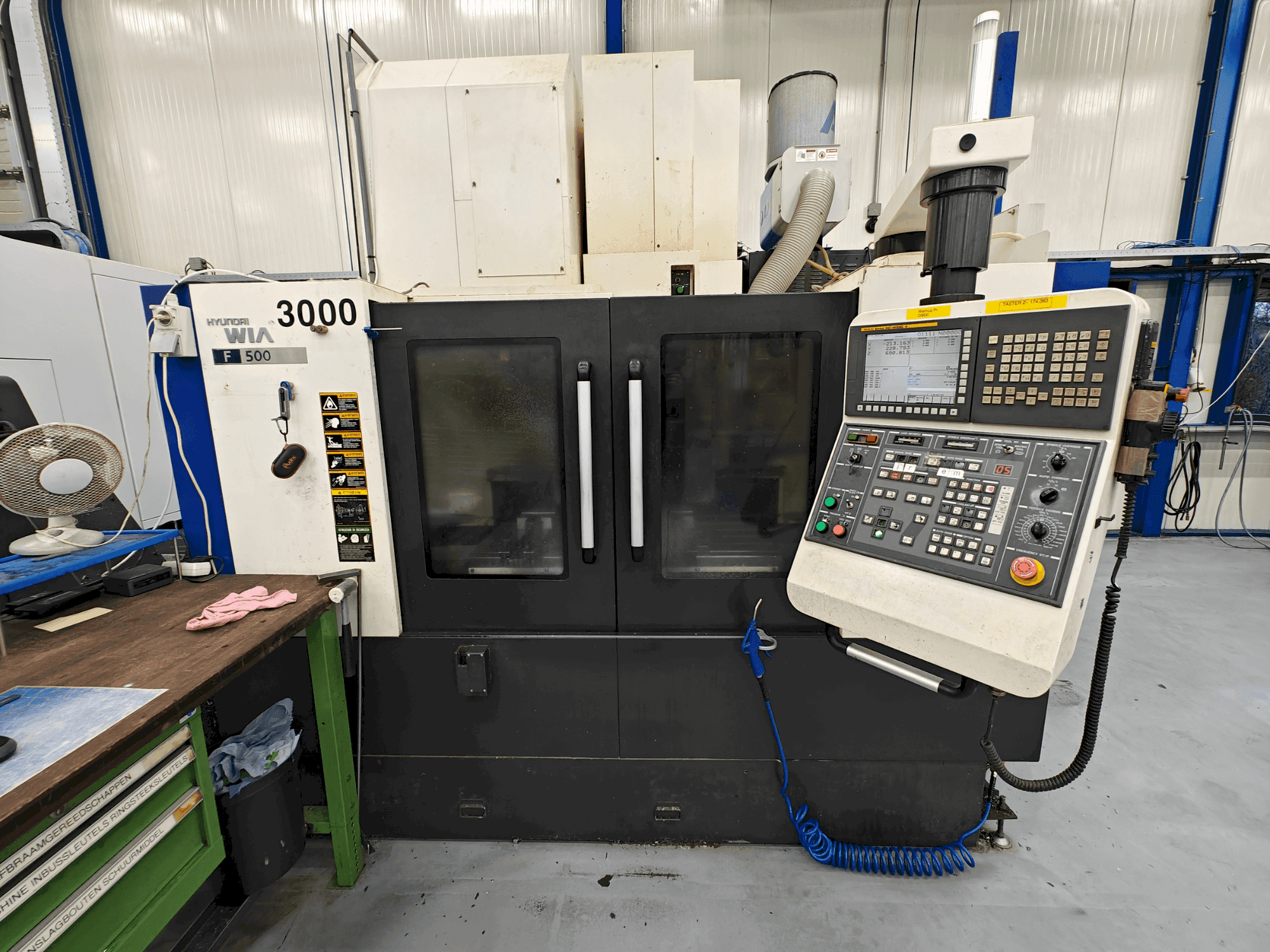 Vue de face de la machine Hyundai Wia F500