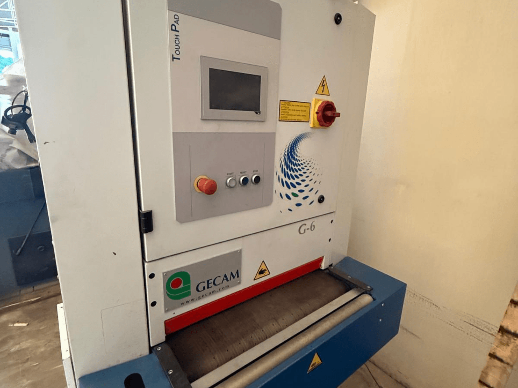Machine d'ébavurage GECAM G6 RBB, vue de face, avec panneau de commande tactile et voyants lumineux sur le côté.