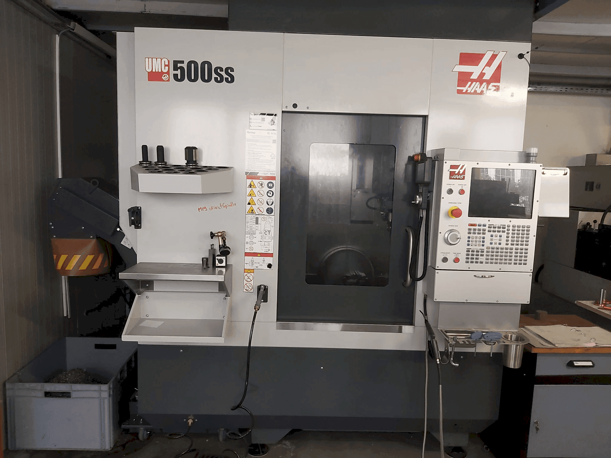Vue de face de la machine HAAS UMC-500SS