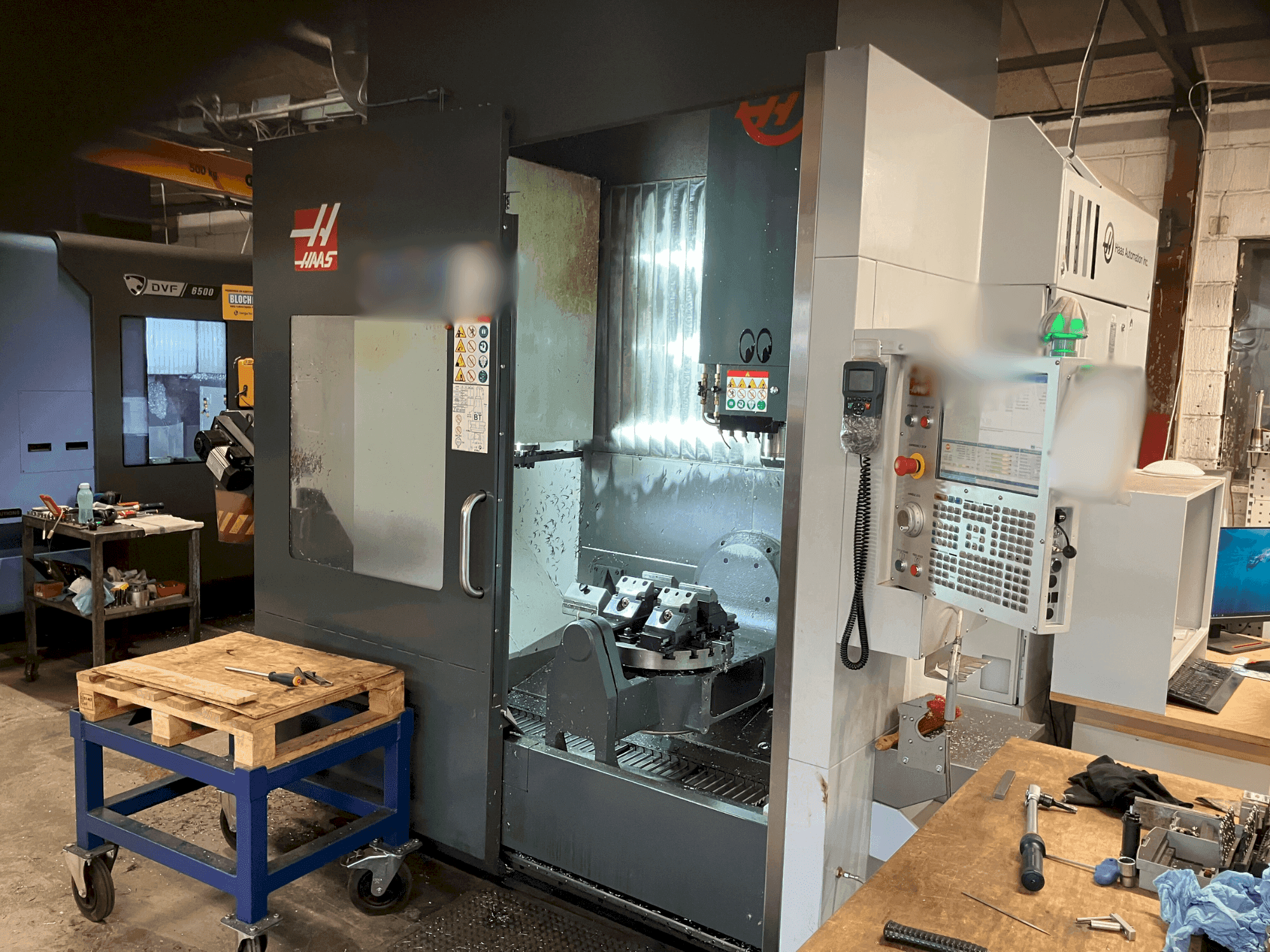 Vue de face de la machine HAAS UMC-750