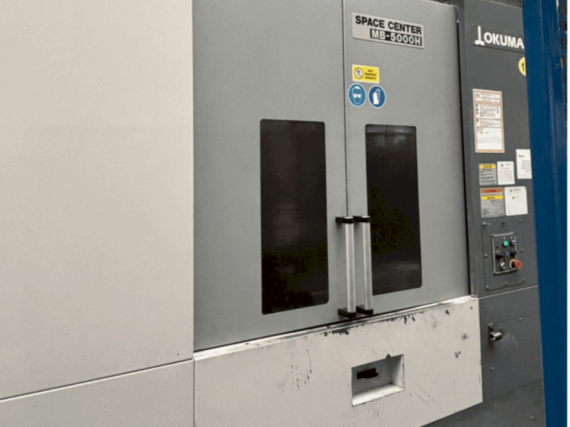 Vue de face de la machine Okuma MB 5000H