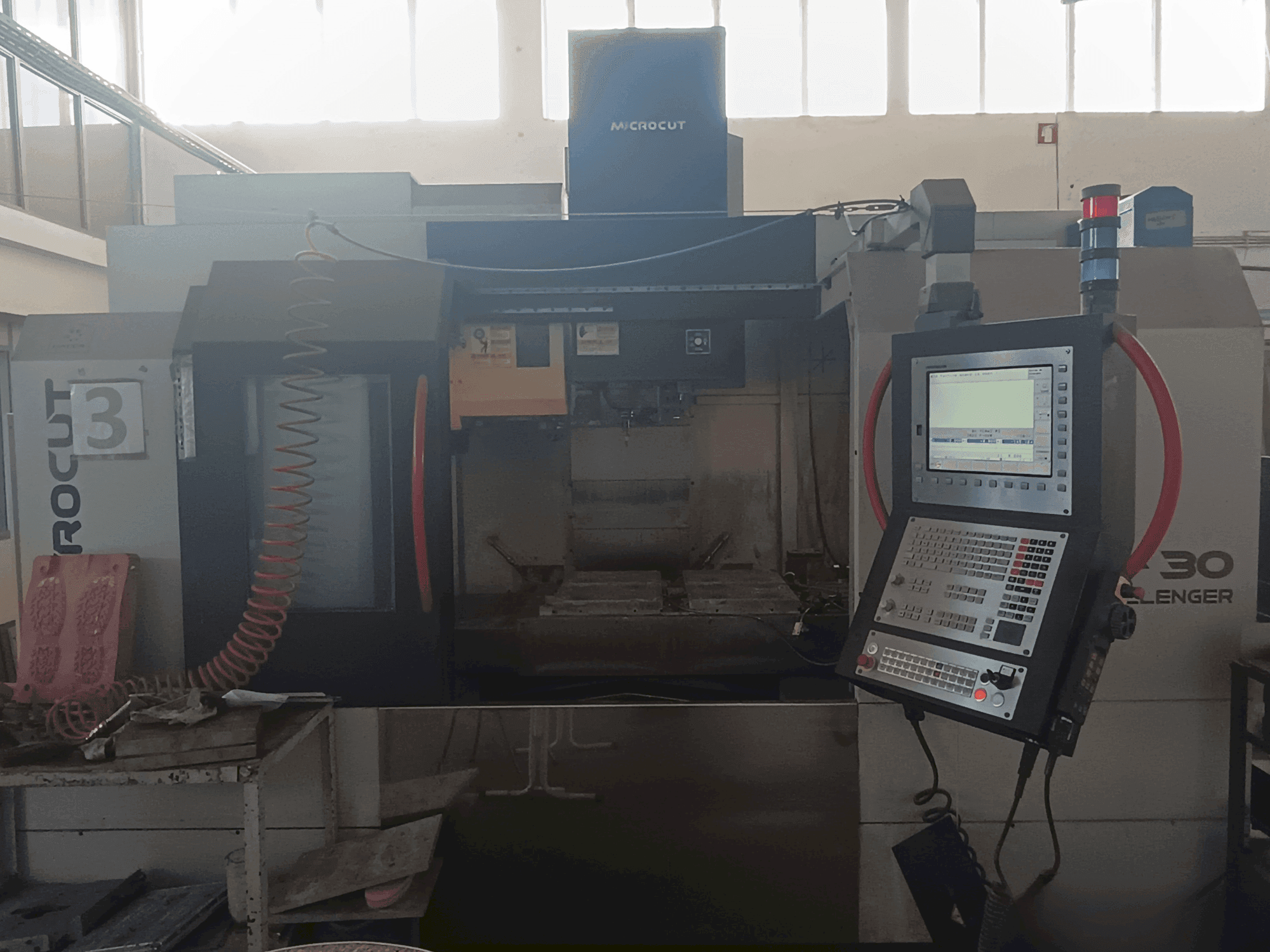 Vue de face de la machine MICROCUT V-30 Challenger