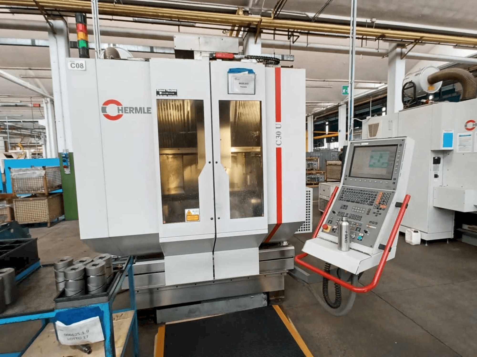 Vue de face de la machine HERMLE C30U