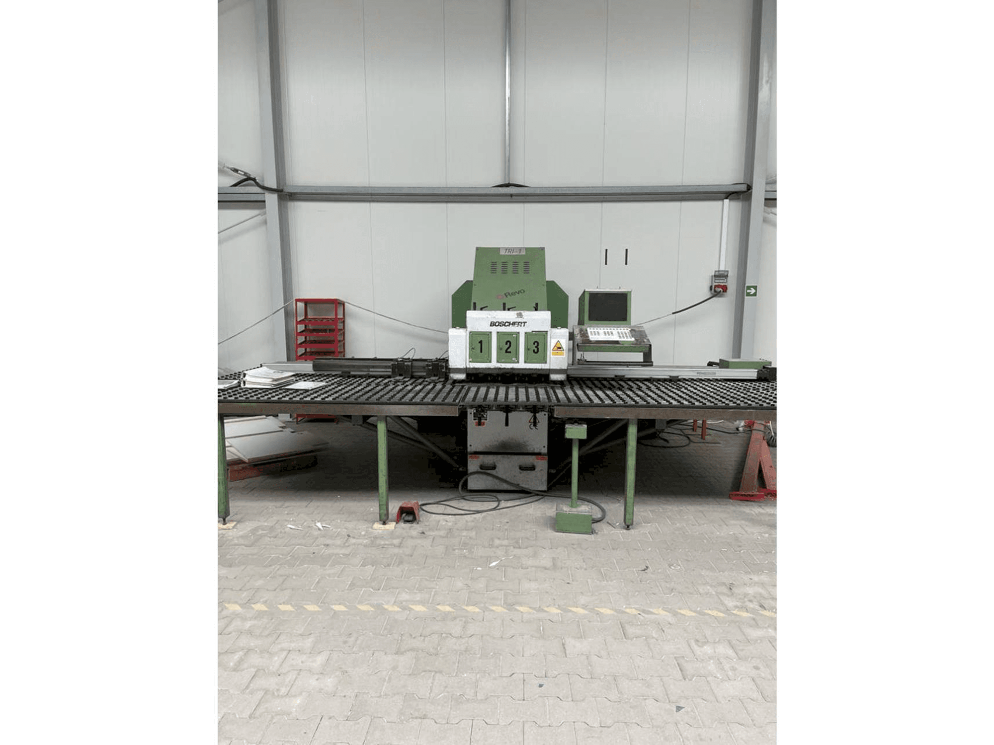 Vue de face de la machine BOSCHERT TRI 1250 CNC Z