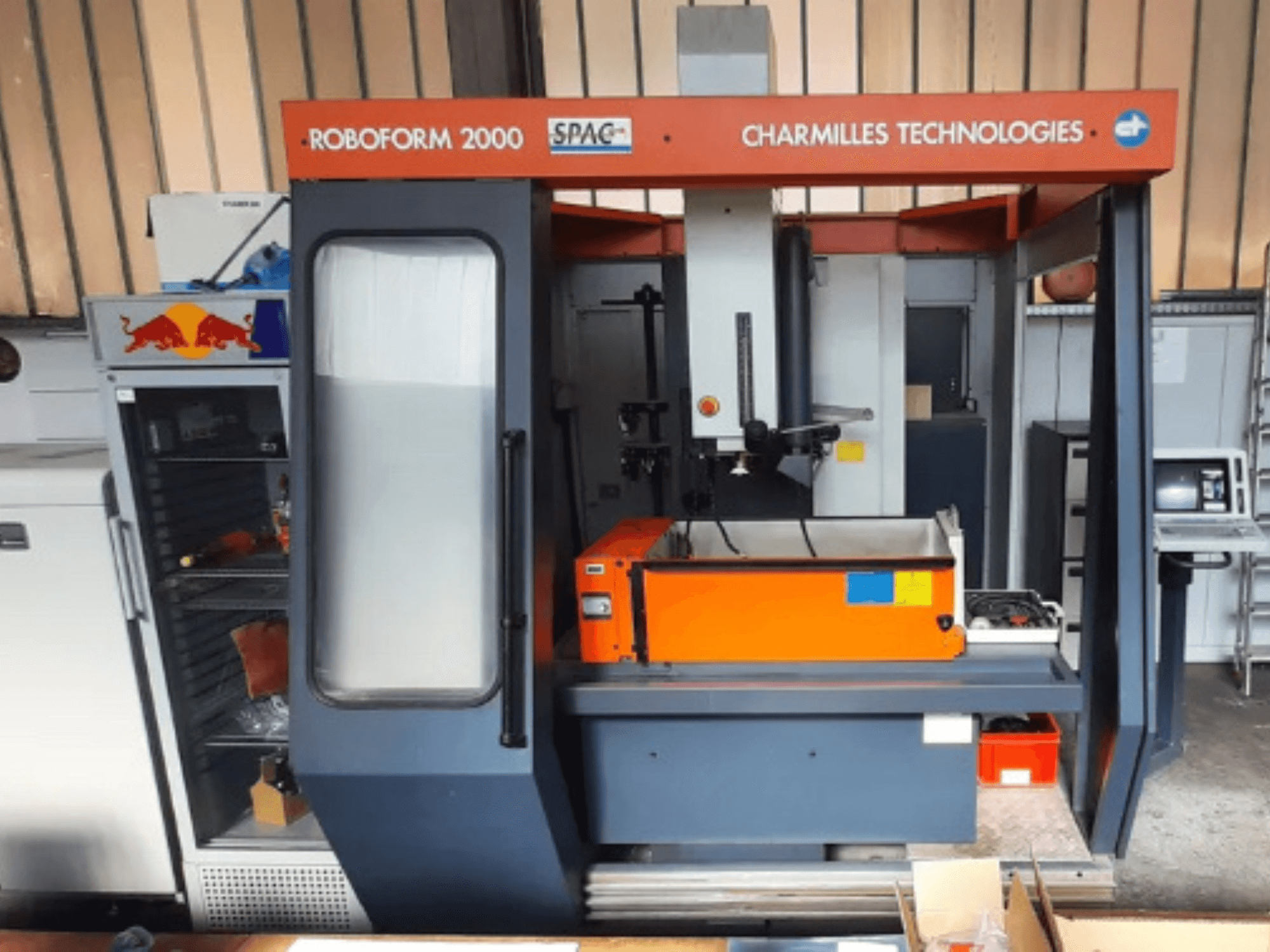 Machine d'électroérosion par enfonçage CHARMILLES Roboform 2000 vue de face, avec une table de travail et un panneau de commande de couleur orange.