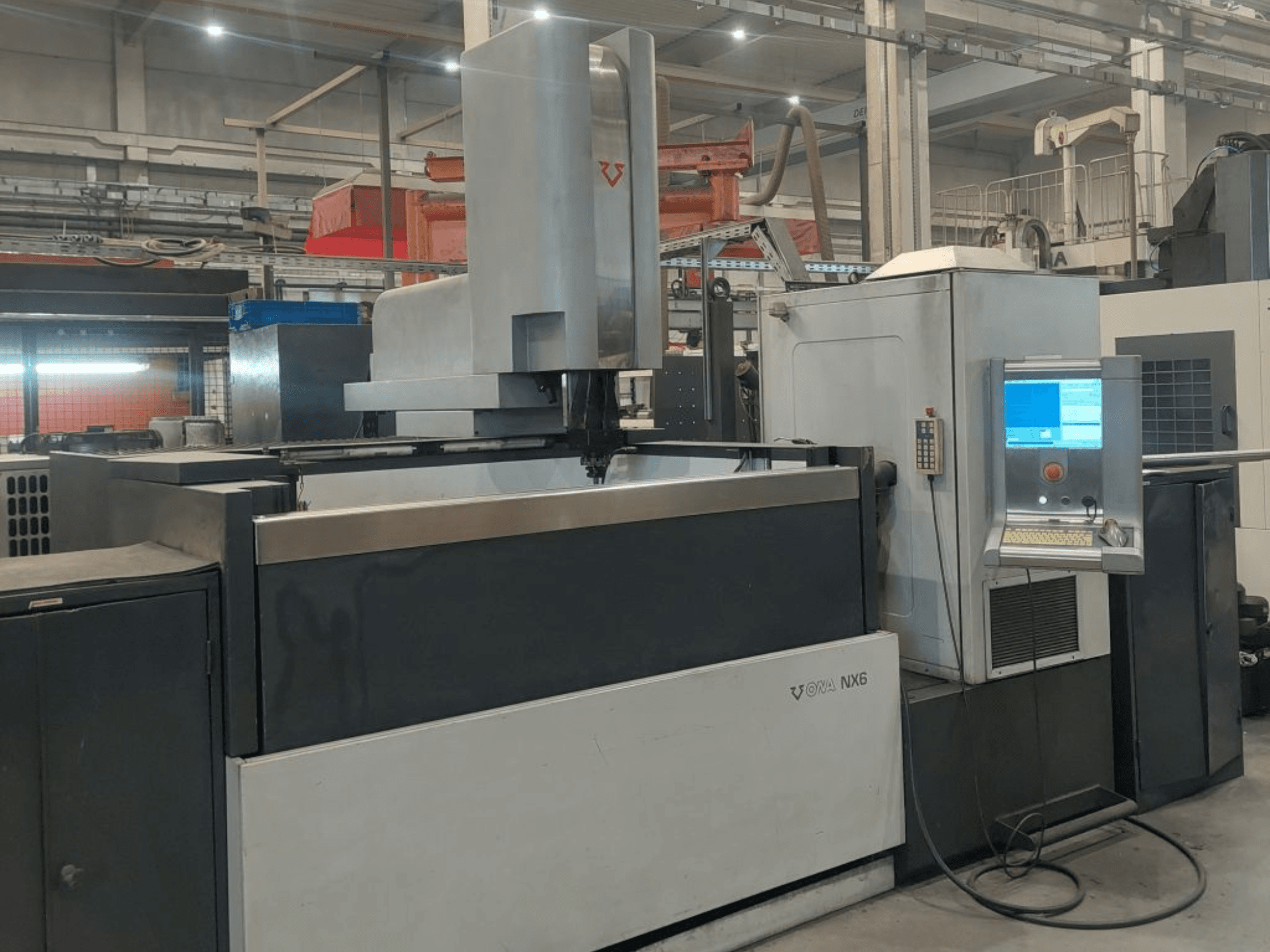 Machine d'électroérosion par enfonçage ONA NX6 vue de face, dotée d'un panneau de commande et d'une grande zone de travail pour l'usinage de précision.