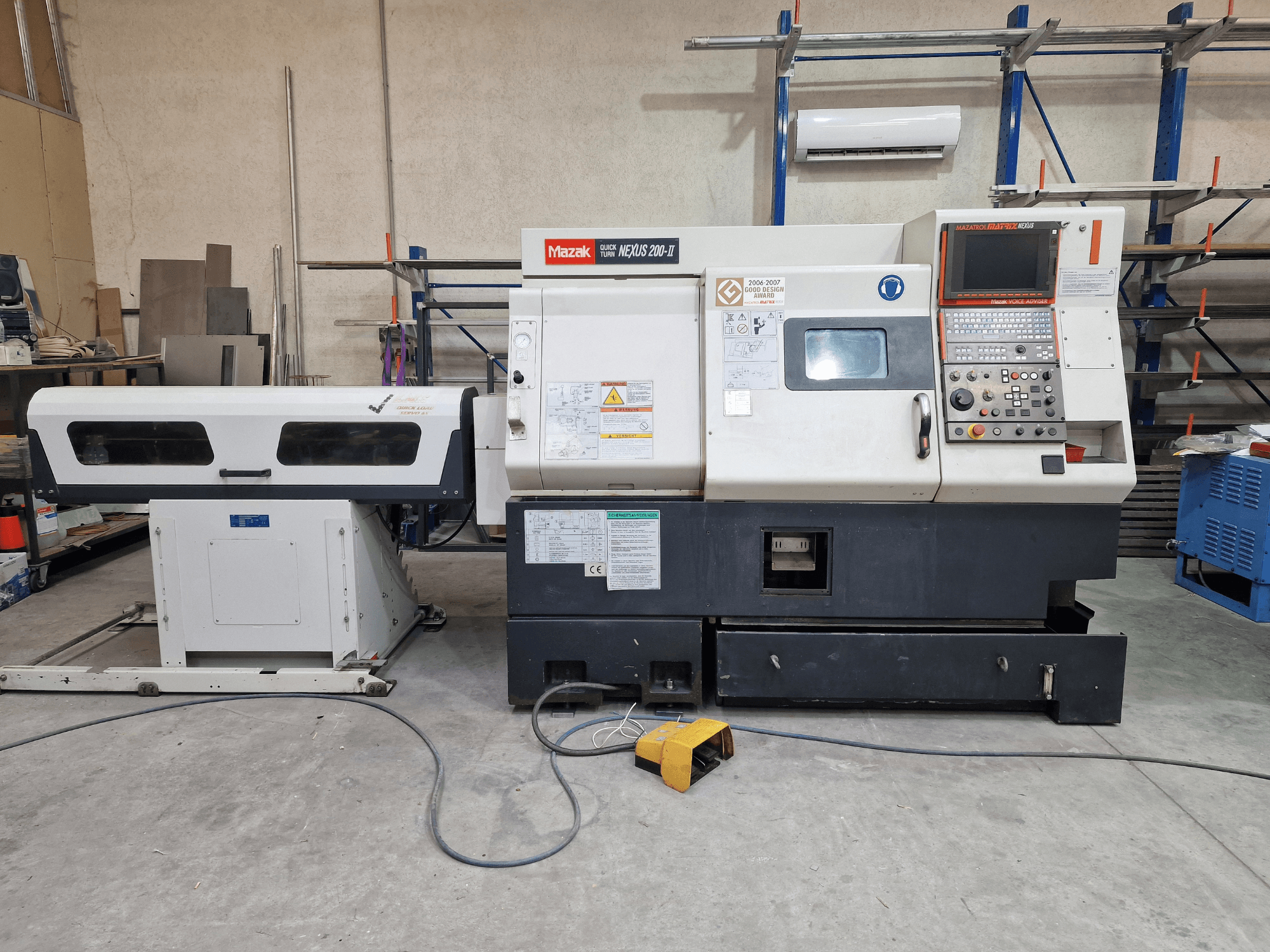 Tour horizontal Mazak QuickTurn Nexus 200, vue de profil, montrant le panneau de commande, la broche et le bac à copeaux.