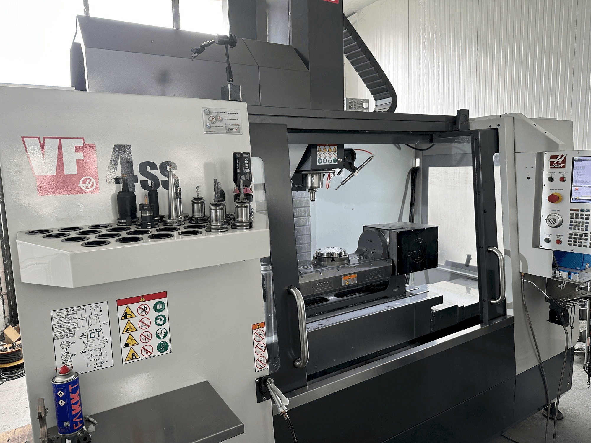 Vue gauche de la machine HAAS VF-4SS