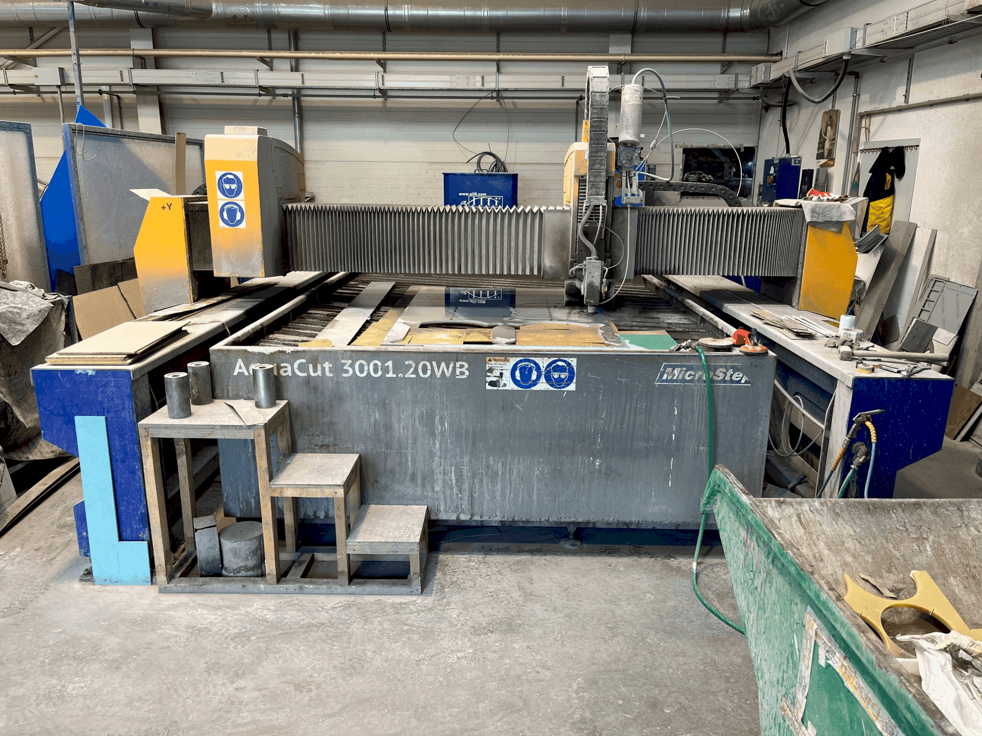 Vue de face de la machine MicroStep AquaCut 3001.20WB