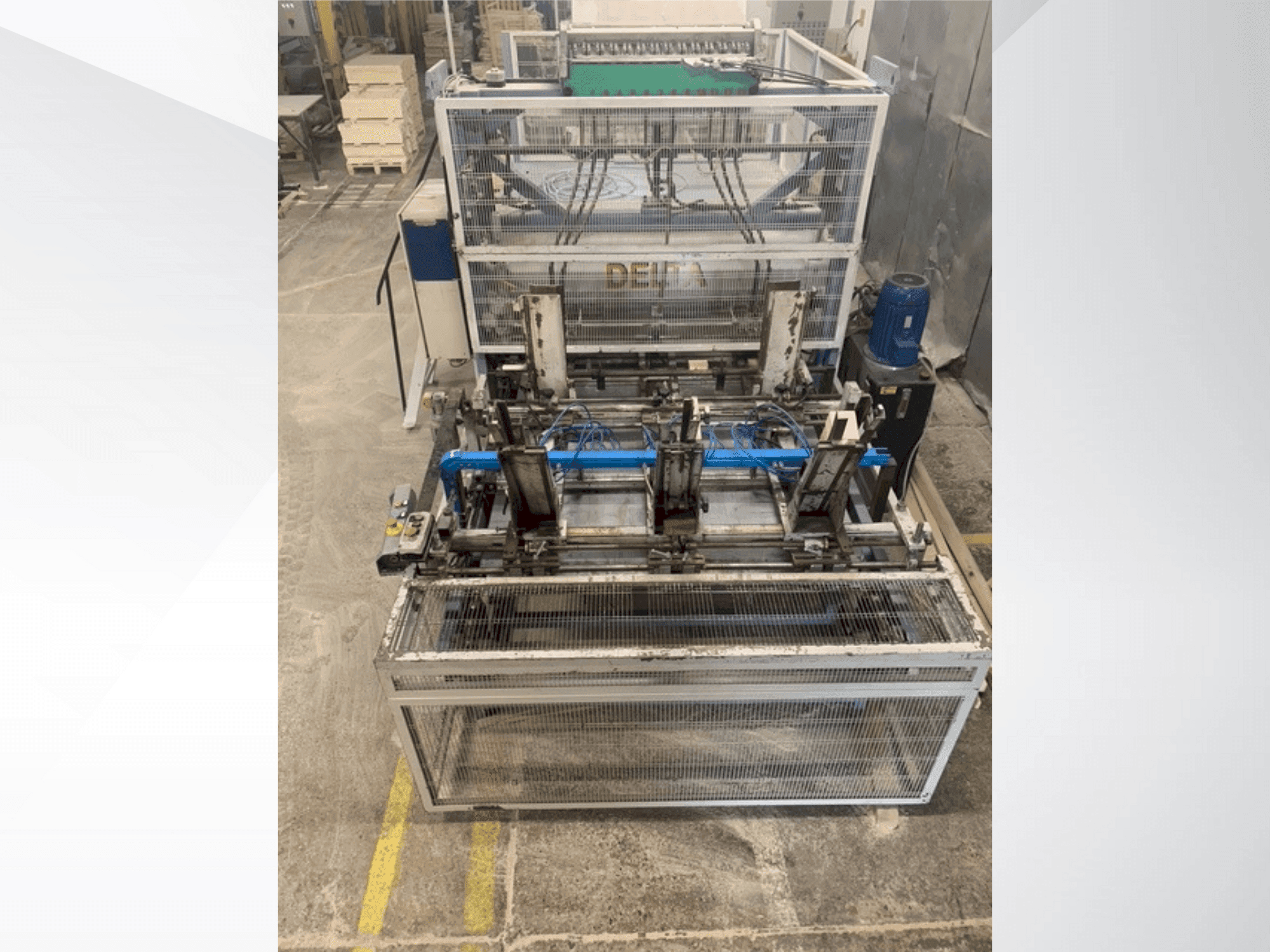 Vue de face de la machine DELTA pallet nailing machine line