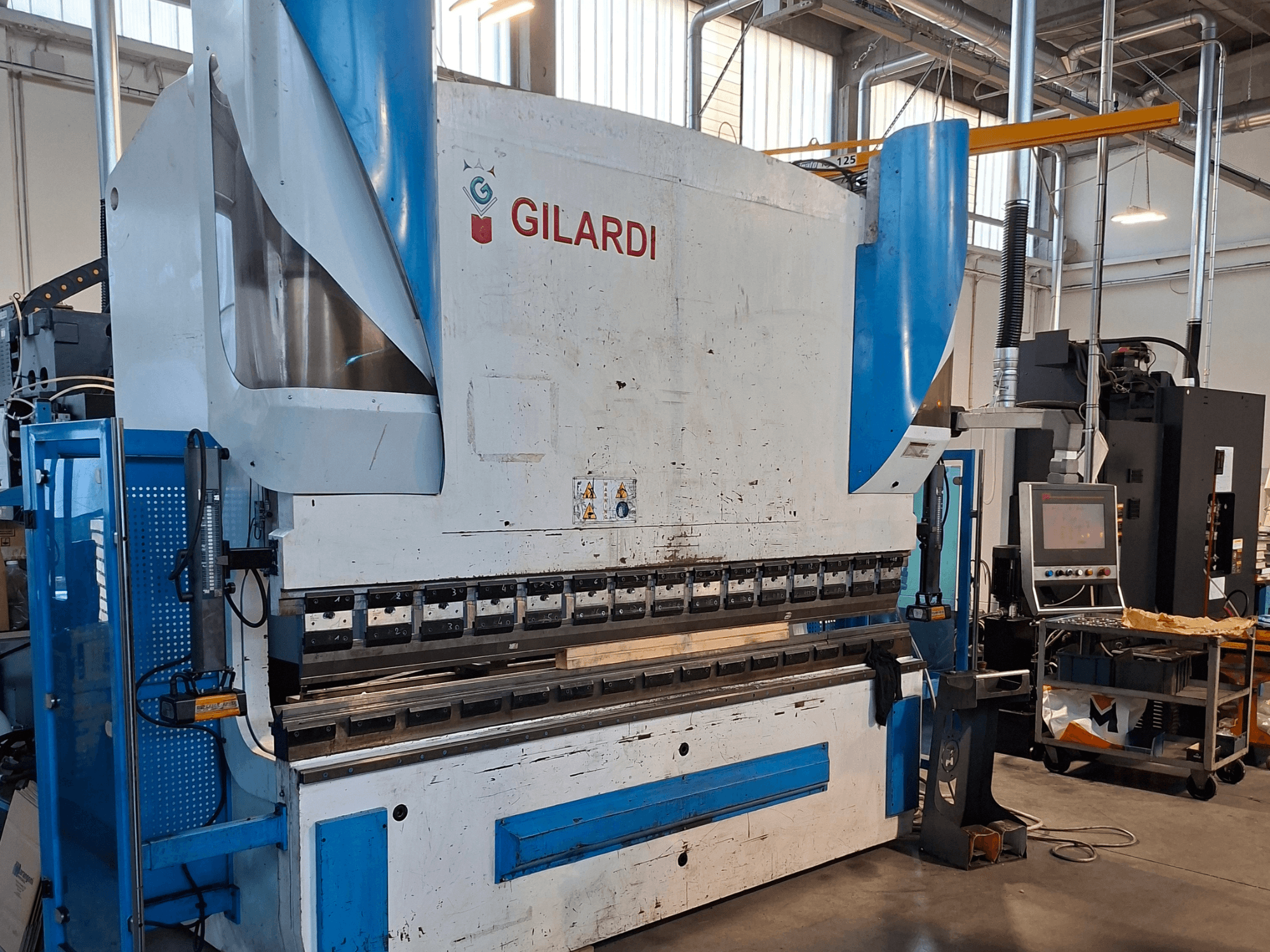 Presse hydraulique GILARDI Italie 3,25, vue de face, montrant les commandes de fonctionnement et des détails de l'environnement de production.