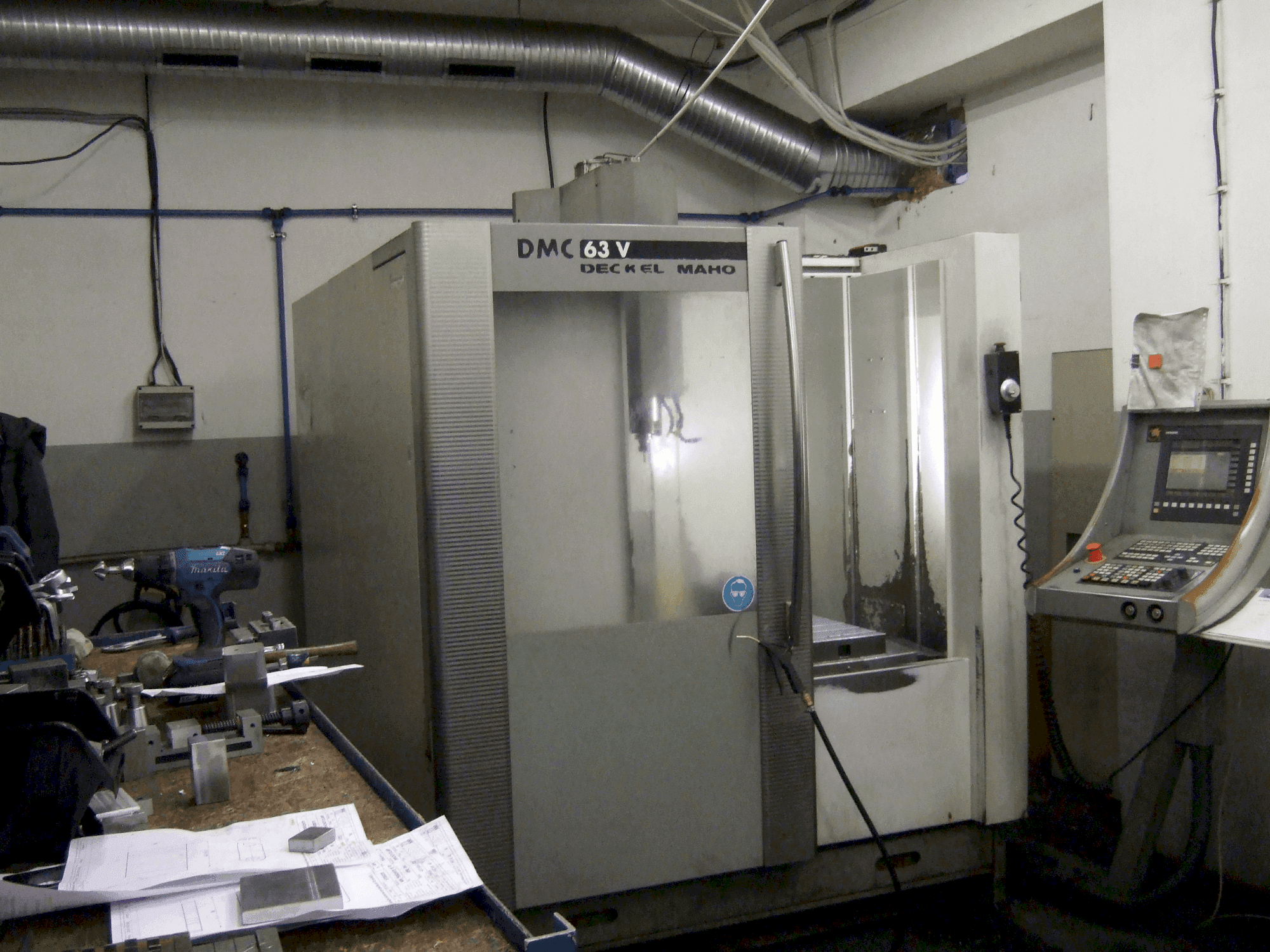 Vue de face de la machine DECKEL MAHO DMC 63V