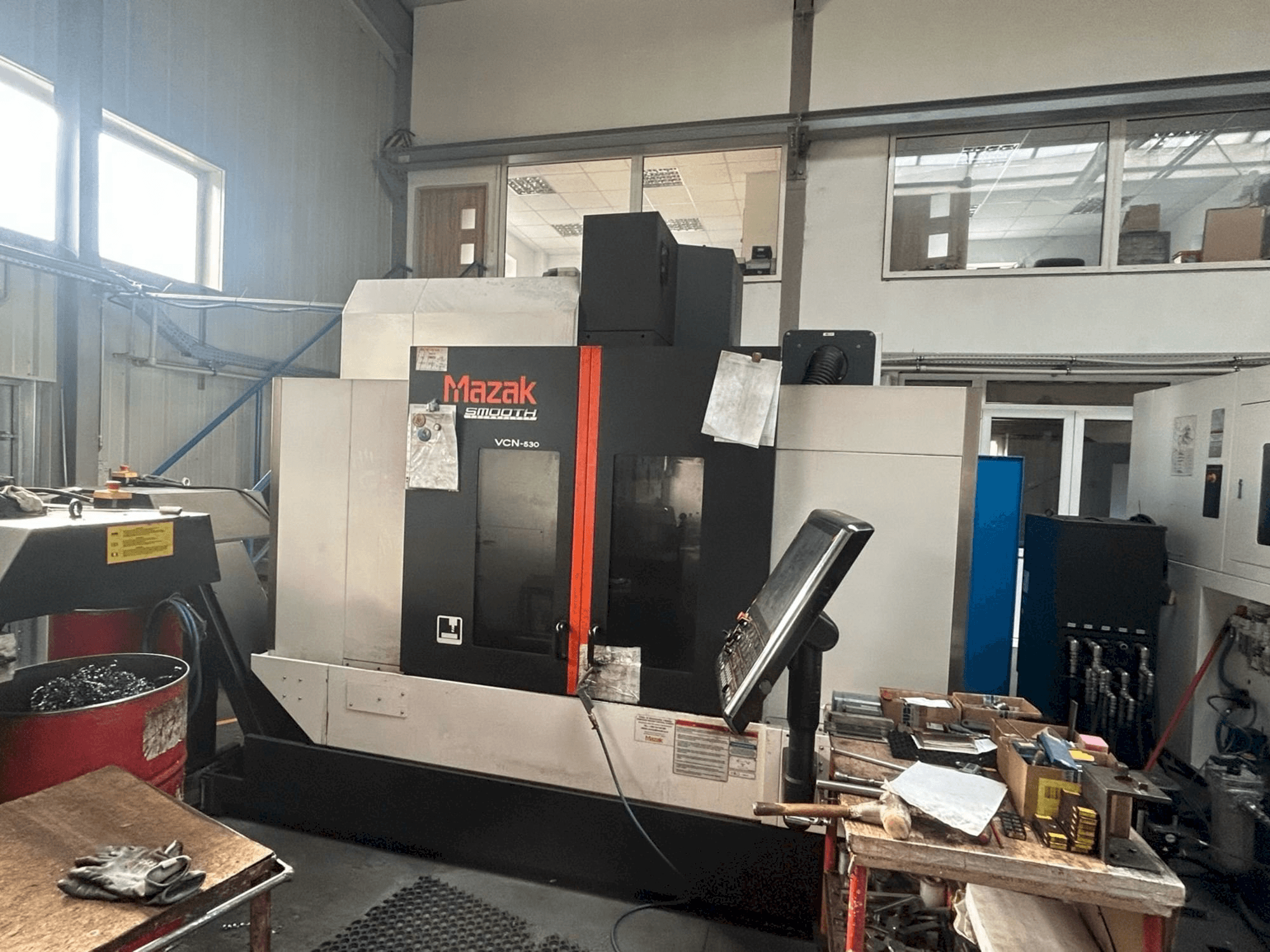 Vue de face de la machine Mazak VCN-530