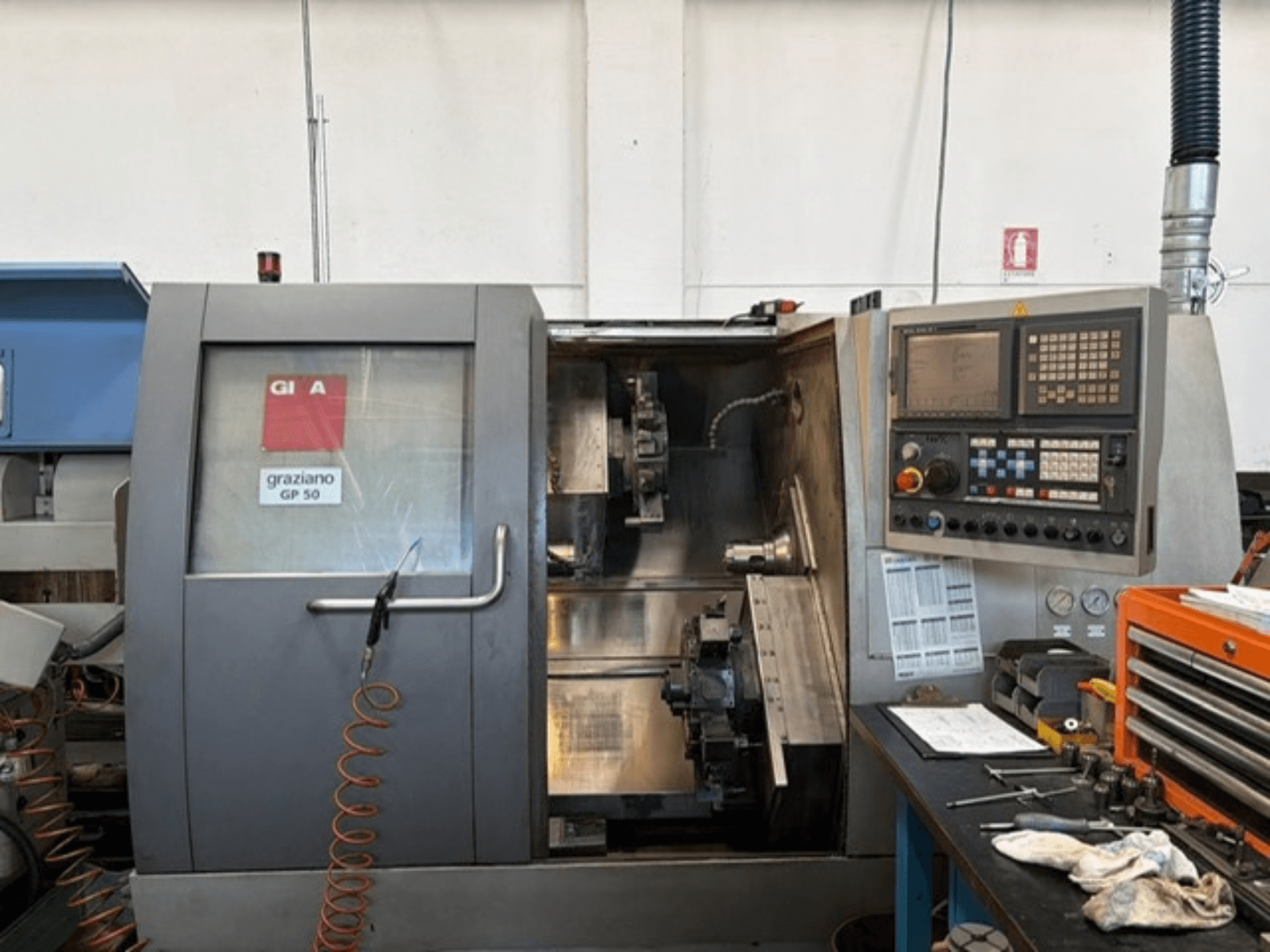 Tour horizontal Gildemeister GP 50, vue de face, montrant le panneau de commande et l'espace de travail ouvert avec les outils.