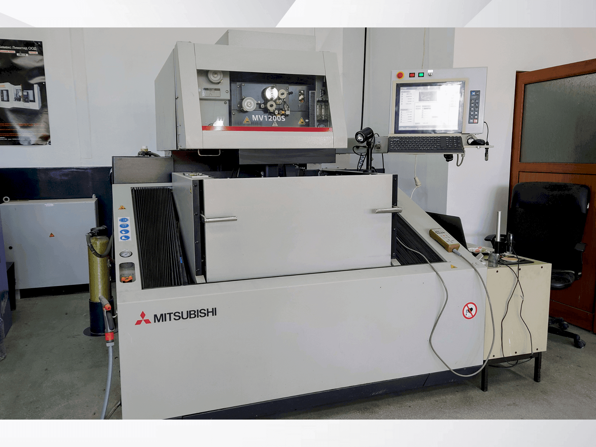 Vue de face de la machine Mitsubishi MV1200S
