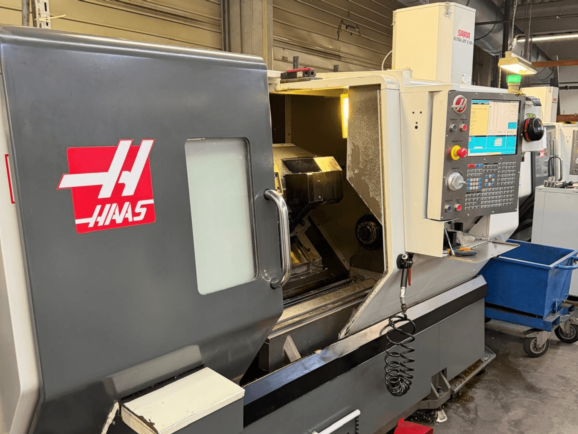 Tour horizontal HAAS DS-30SSY, vue de face, avec panneau de commande et composants internes visibles, dans un atelier.