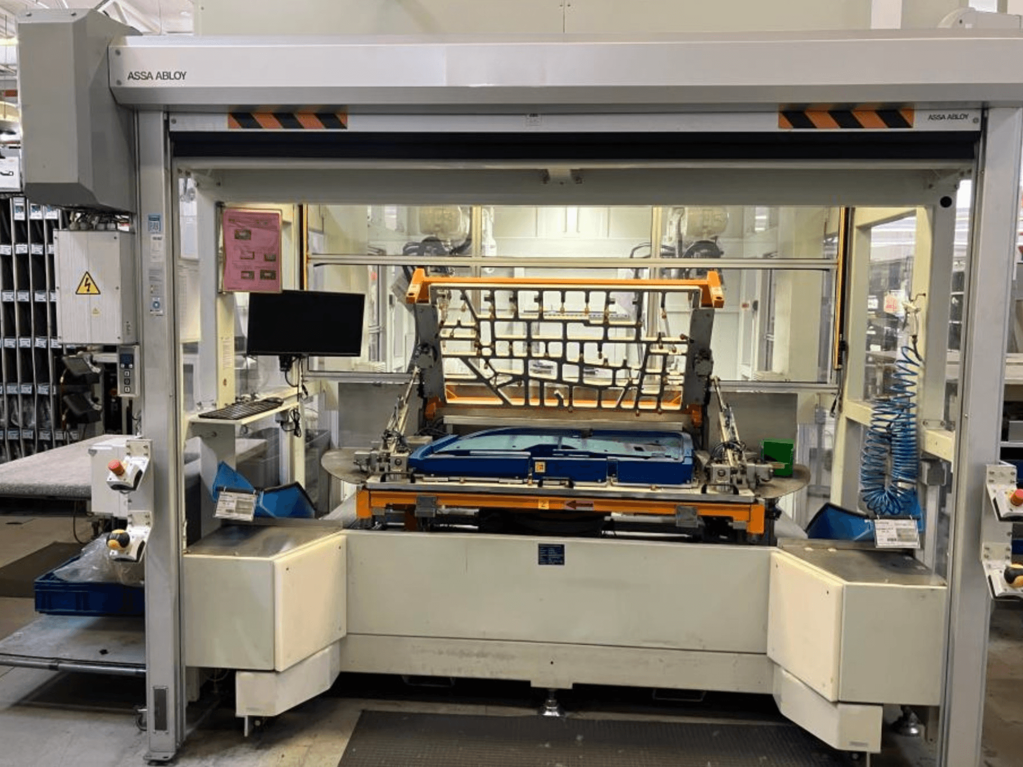 Machine à bras robotisé CHANGO AUDI TSV D5 TÜR dans une usine, vue de face montrant le panneau de commande et la zone de travail.