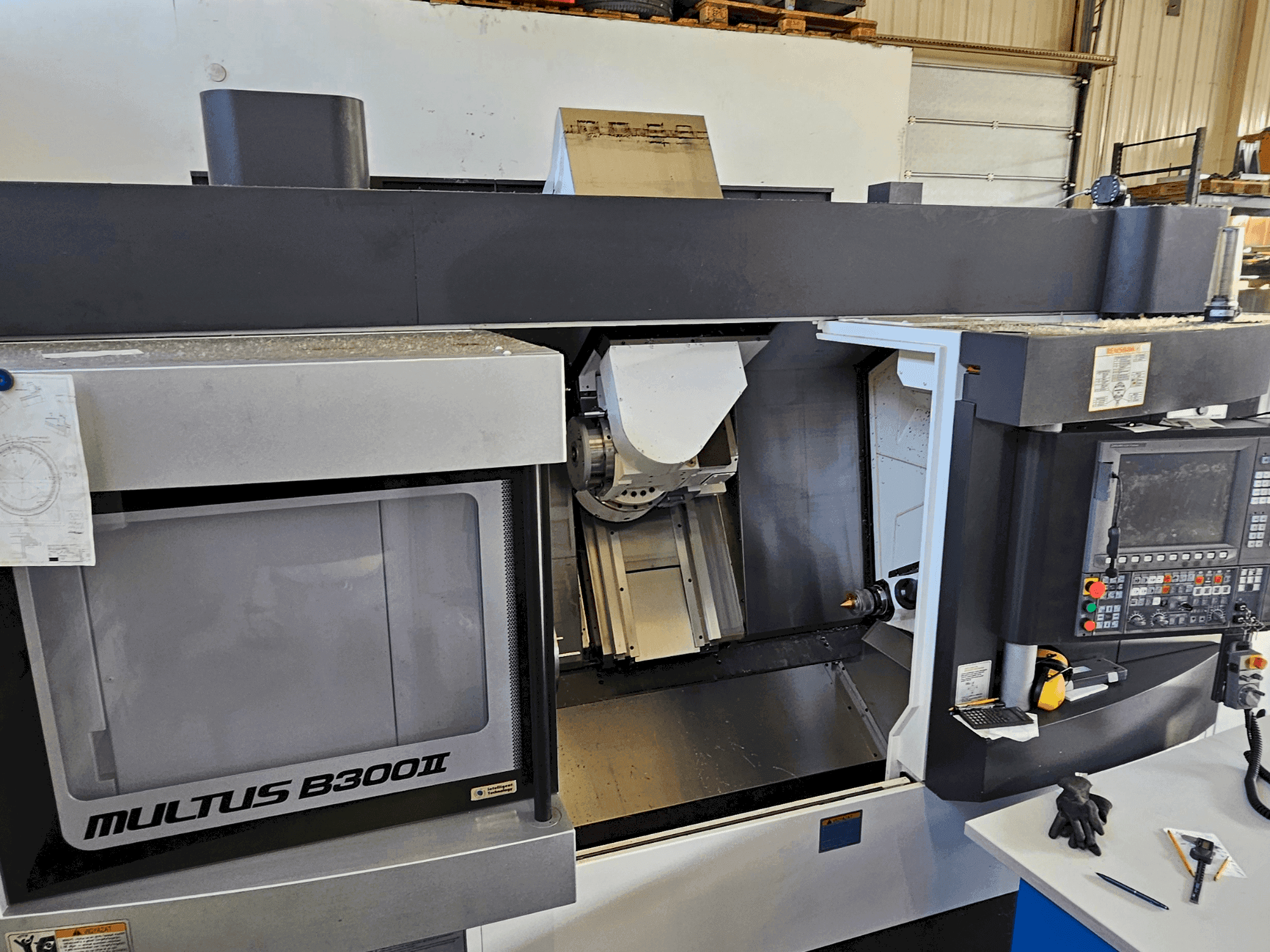 Vue de face de la machine Okuma Multus B300 II