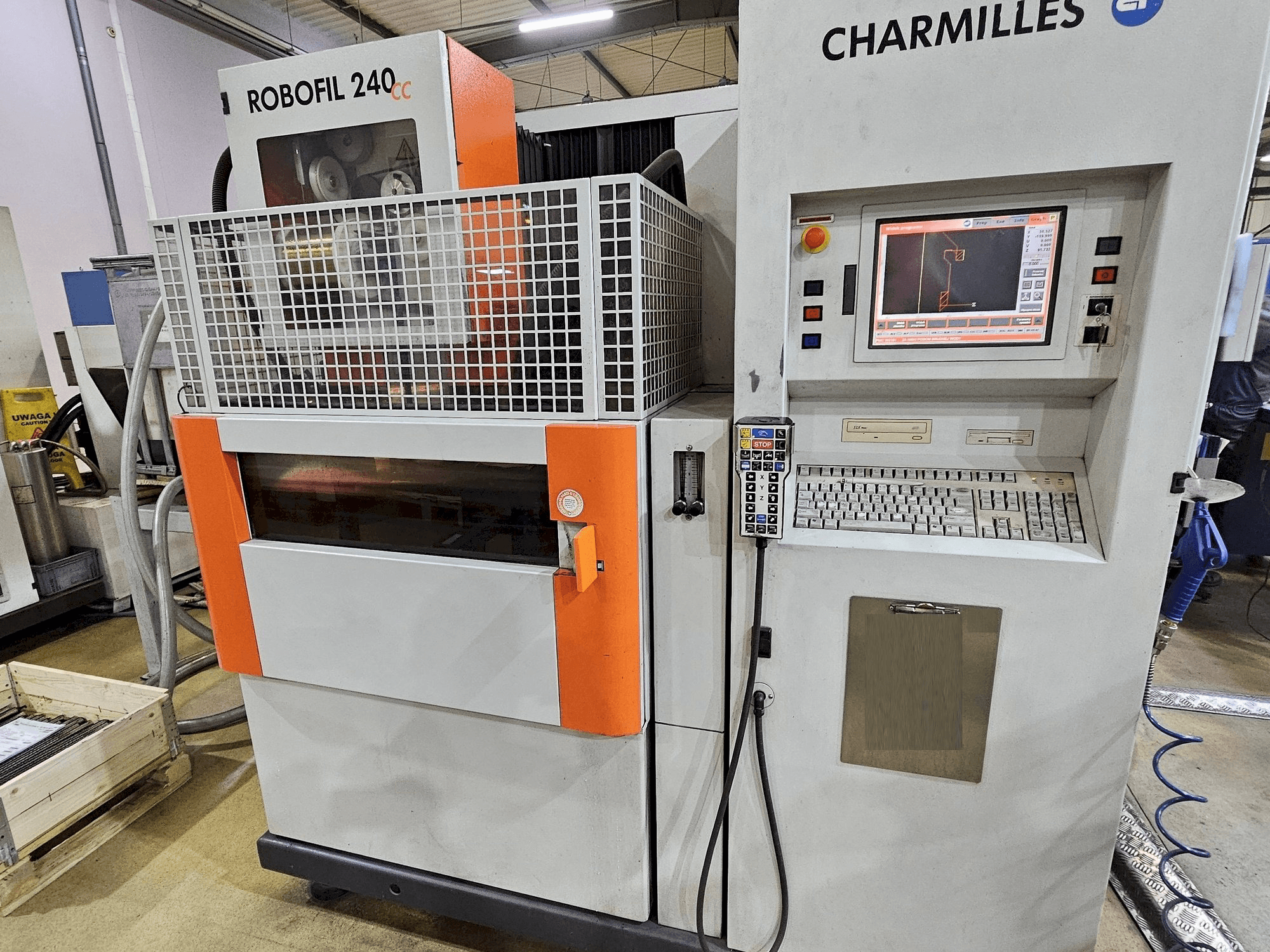 Vue de face de la machine CHARMILLES ROBOFIL 240 CC
