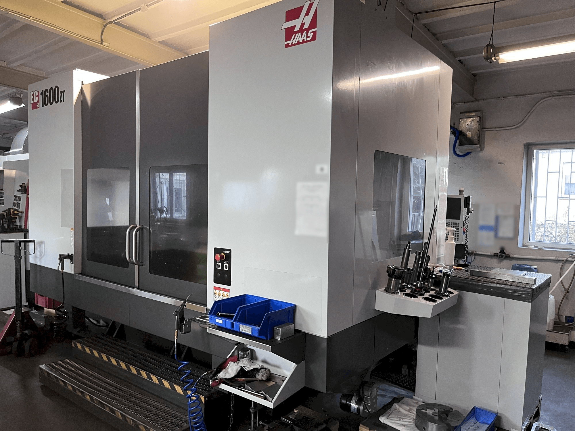 Vue de face de la machine HAAS EC-1600 ZT