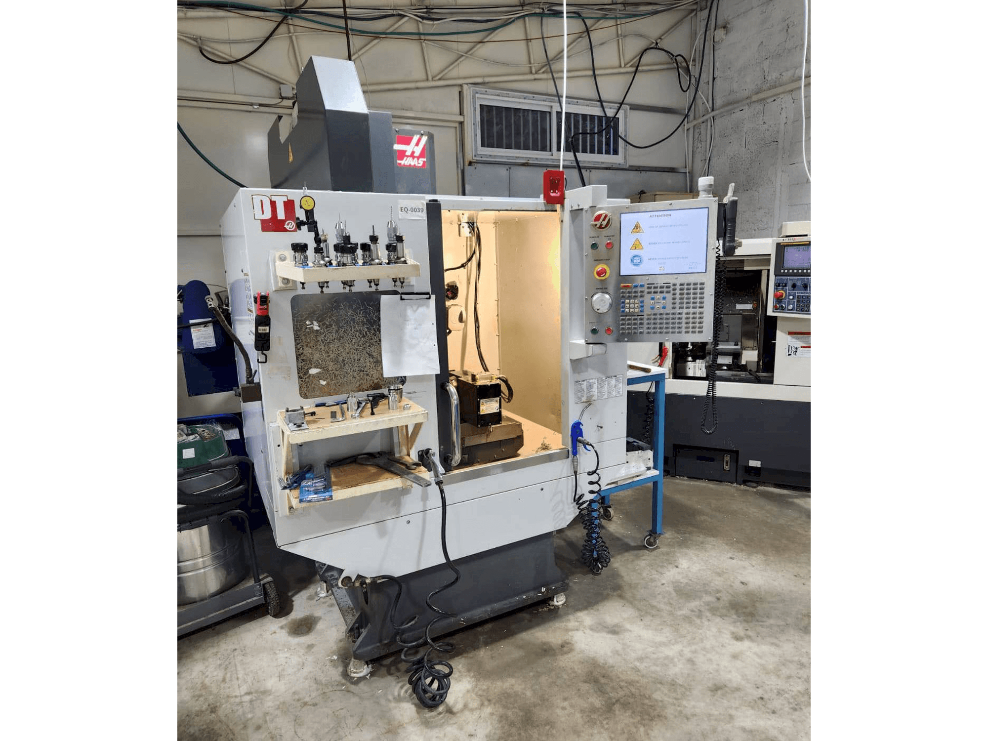 Vue de face de la machine HAAS DT-1