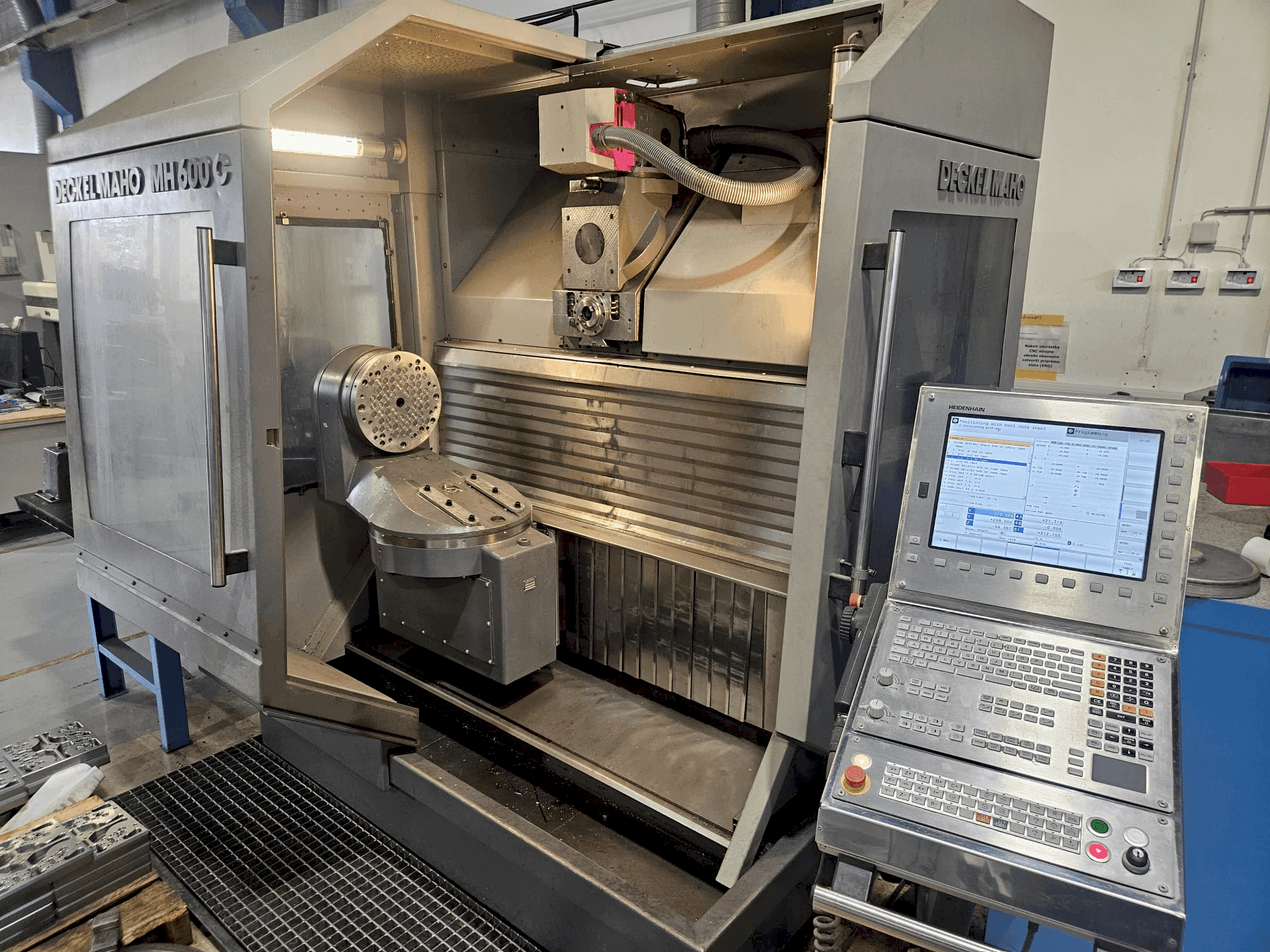 Vue de face de la machine DECKEL MH 600 C (1994)