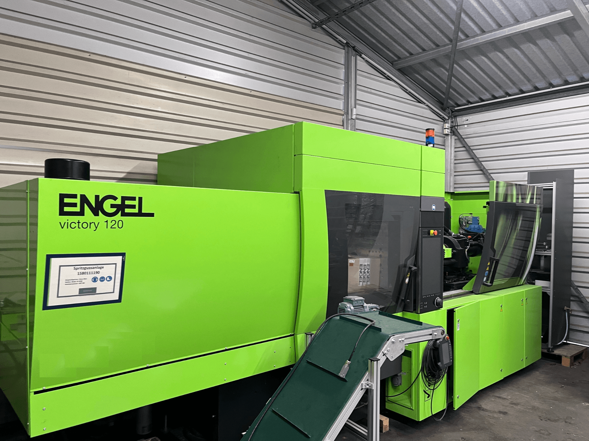 Machine de moulage par injection hydraulique Engel Victory 120 BMG, vue de face montrant le panneau de commande et les composants de la machine.