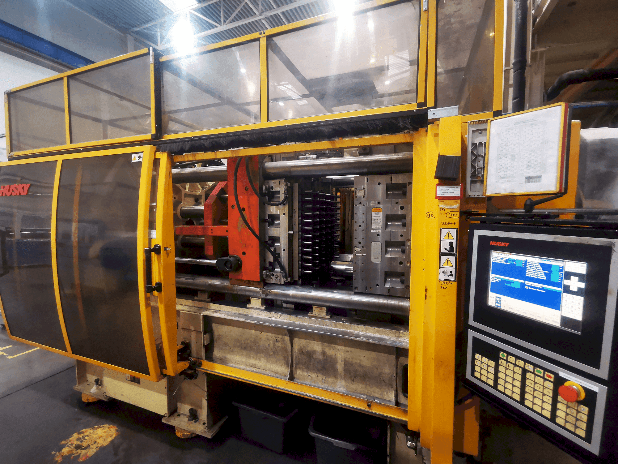 Vue de face de la machine Husky GL 300PET P100/110 E12O